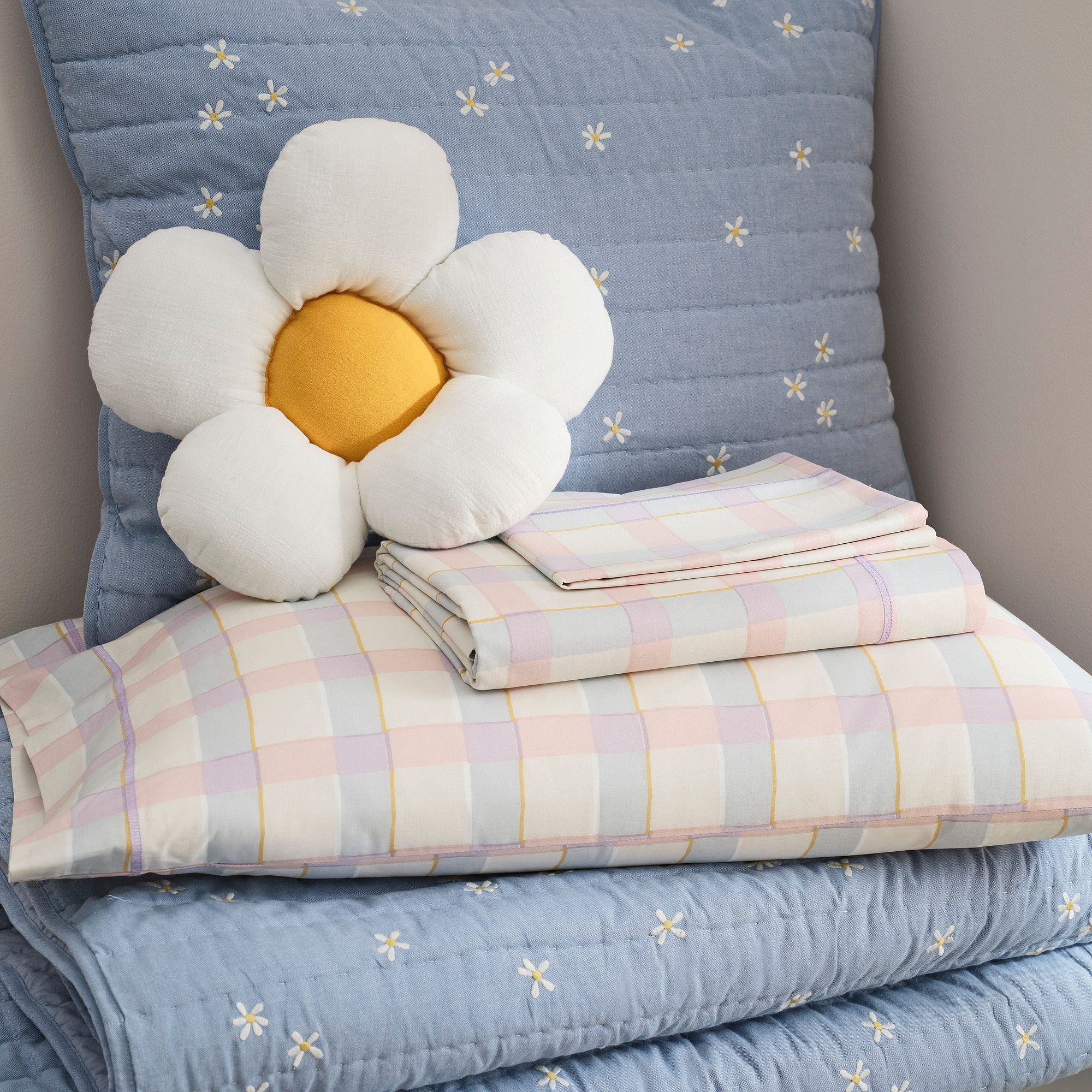 embroidered-daisy-quilt-xl.jpg