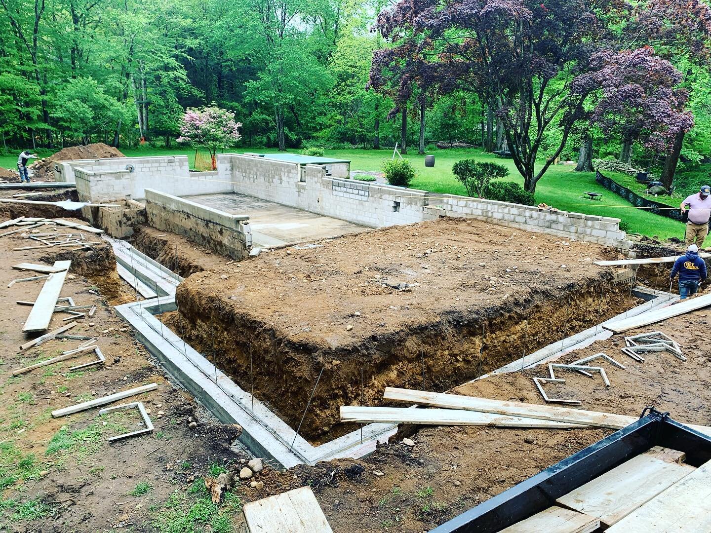 🚧 New foundation 🚧 for a beautiful home being built in #newcanaan #architecture #designers #architects #carpentry #modularhome #generalcontractor #builders #crafters #carpentry #foundation #concrete #structure