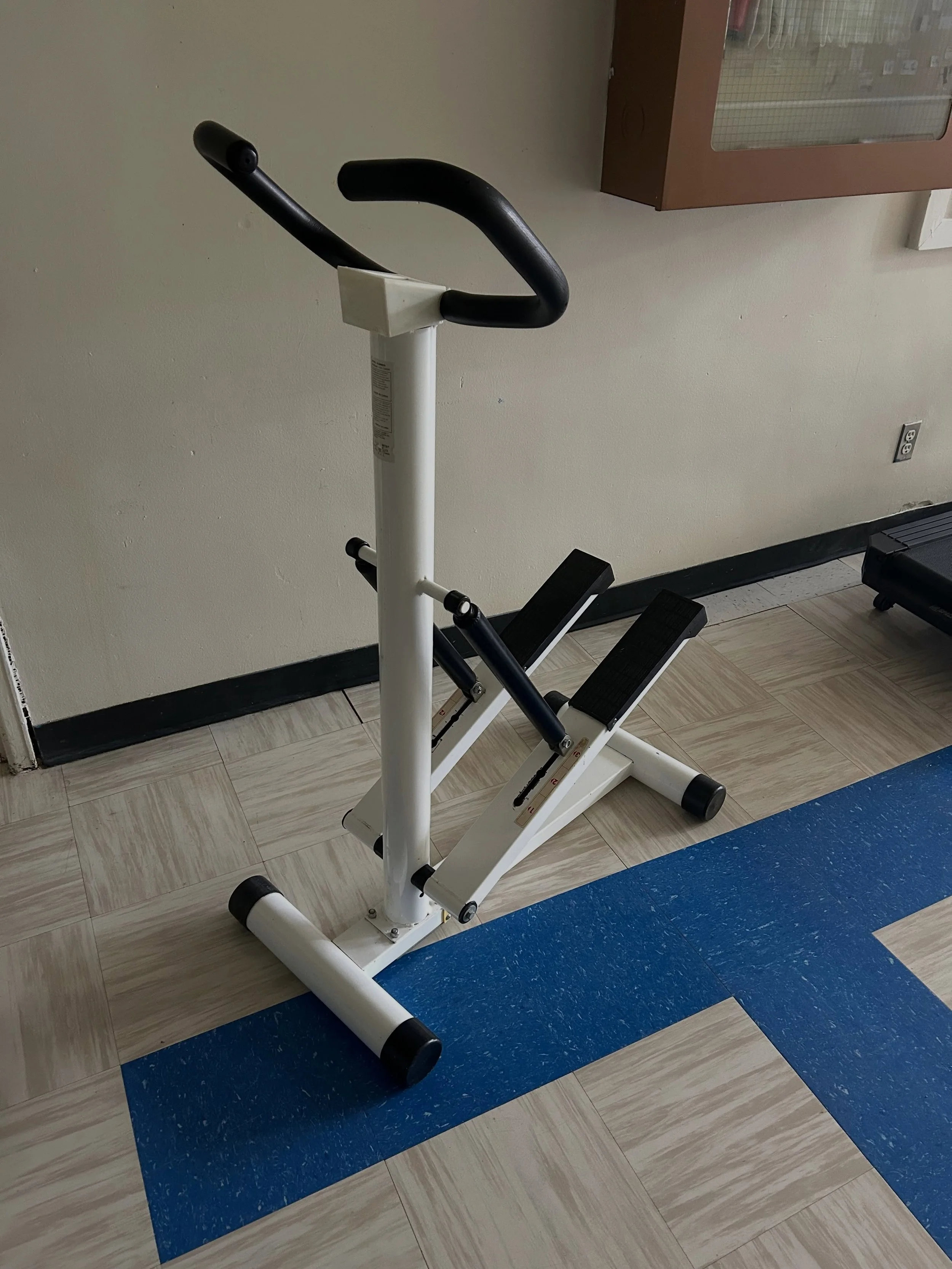 There is some gym equipment for free right outside the fitness centre if anyone wants to come claim it!  #freethings #workoutequipment #abbeyfitnesscentre