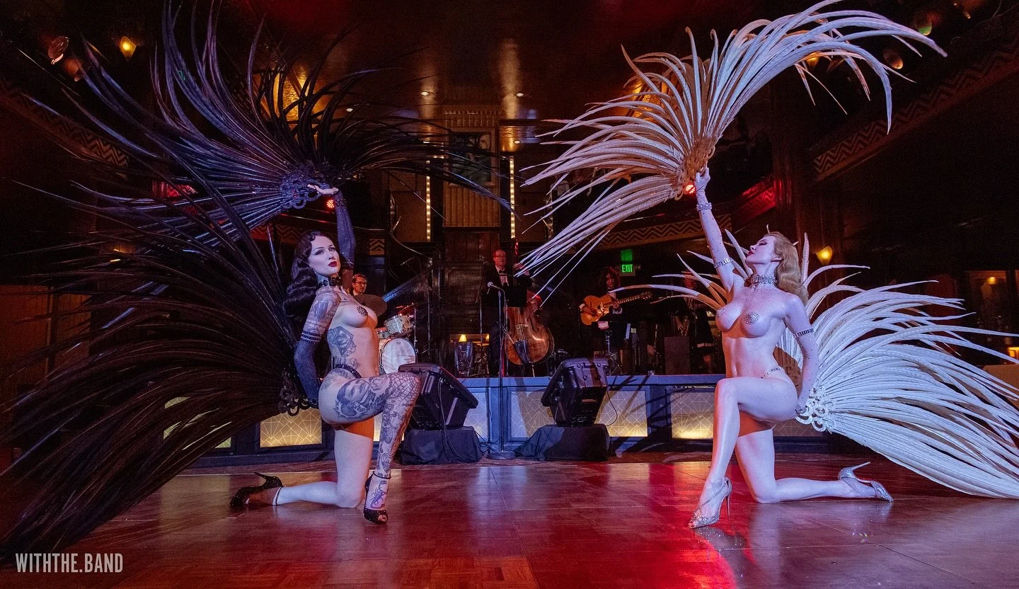 This was a pretty epic duet, ngl&hellip; 🫠 @reveriecabaret finale with @vauxdevil + @missmiranda captured by @withthe.band! 🌟🥰🌟 #reveriecabaret #burlesque #showgirls #fandance #featherfans #whiteswan #blackswan