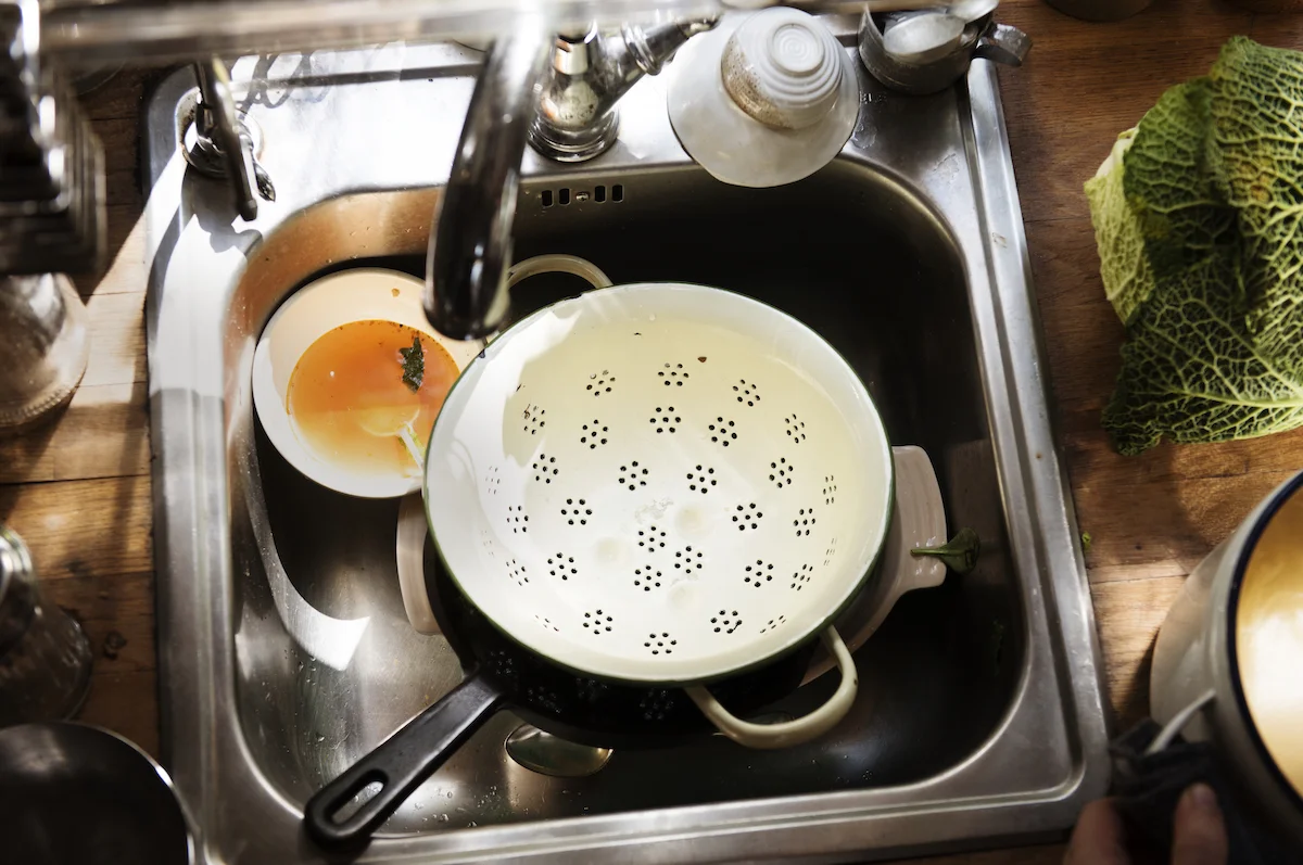 closeup-of-dirty-dishes-in-the-sink-PM3HBJZ.jpg