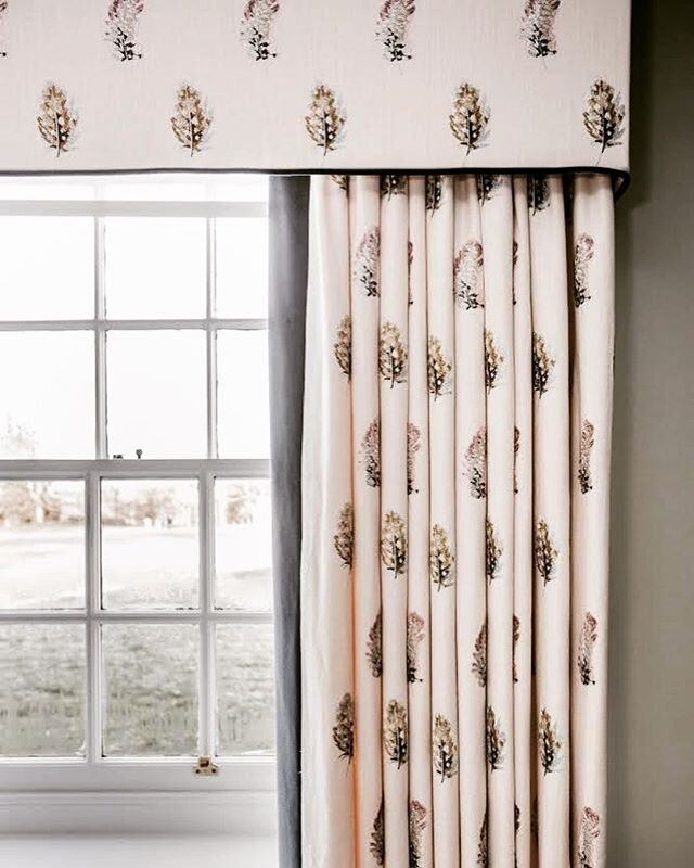 A detailed shot from one of @svmllondon projects where we used a box pelmet over the curtains and contrast piping, beautifully handmade by @emmabinteriors