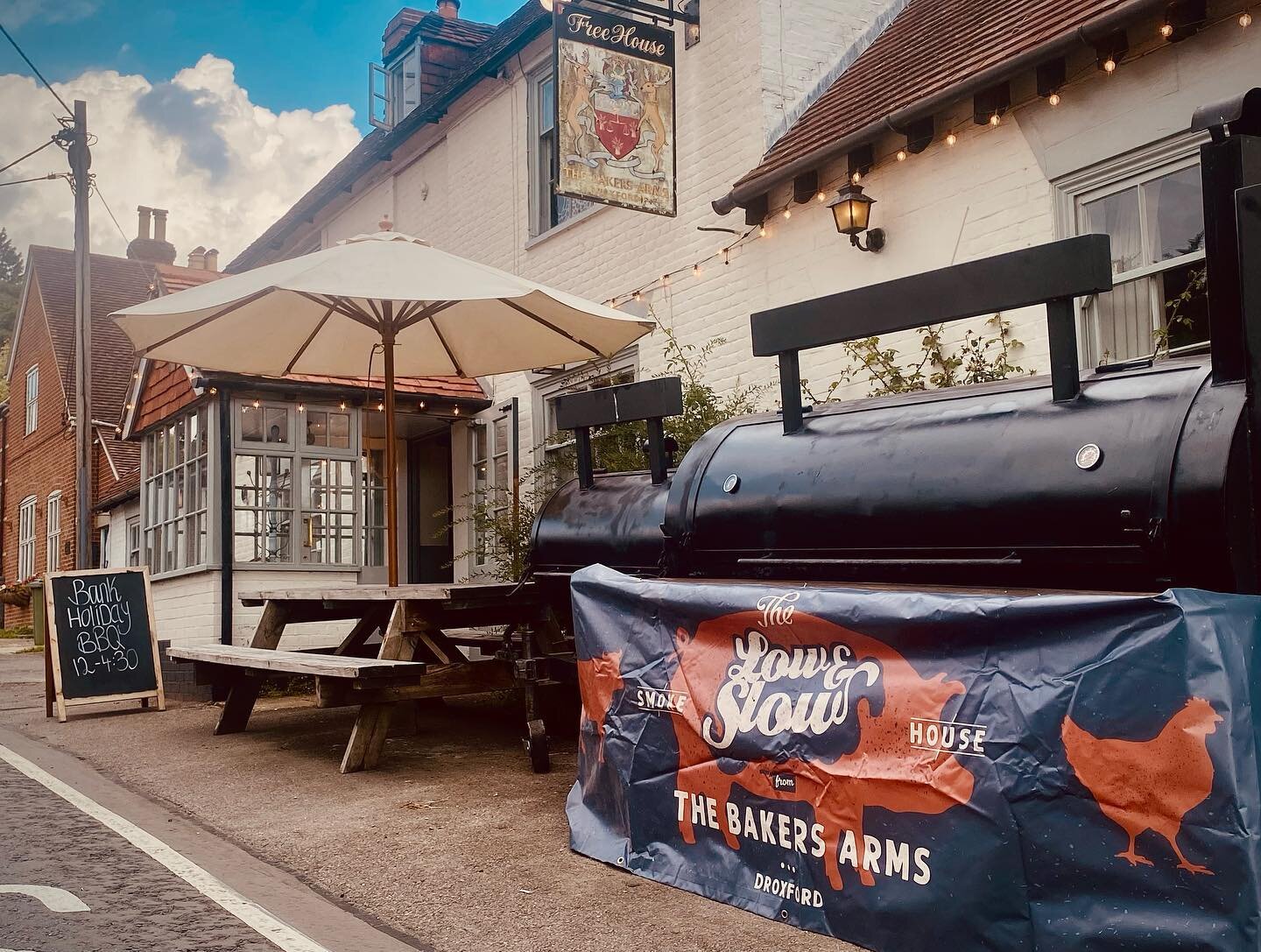 Getting ready for our last big BBQ of the year! So why not come and enjoy one of our big boxes, stacked brioche buns or some loaded fries, alongside a nice cold beverage of your choice! 🥩🌽🎣🍹🍻🌞

#thebakersarmsdroxford #hampshirefayre #meonvalley