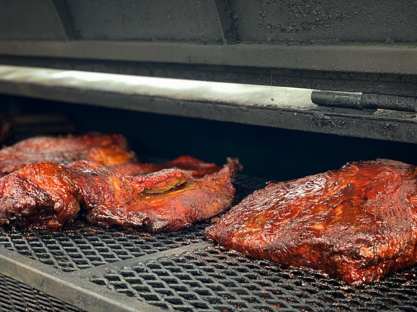 Getting ready for tomorrow! Few more hours and it'll be tender and melt in your mouth 🤤🤤🤤 still a few tables left, why not book in and come try some?! 🥩🌽🎣🌞

#hampshirefood #hampshire #foodie #barknrender #hampshirefoodie #hampshirelife #bbq #b