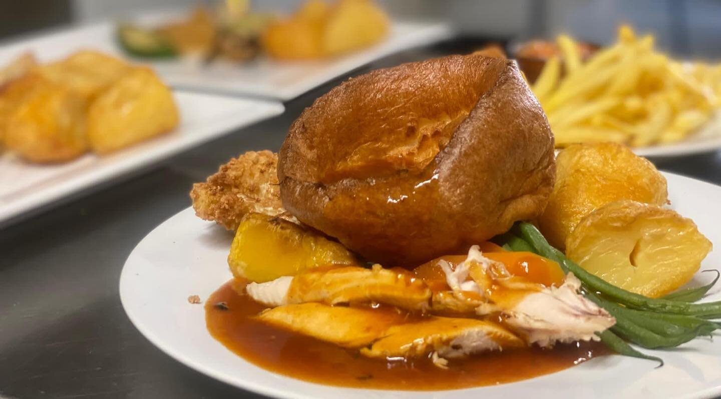 Even our &ldquo;Kid&rdquo; sized roasts dinners look to die for! Book now for one of our award winning roasts! 🤩🤩 #roastdinner #southampton #droxford #kidsfood #roastchicken #eatout