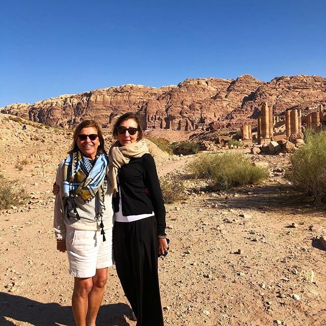 Bara några månader sedan, känns otroligt att vi var där i Petra, Jordanien..så glad för det, speciellt nu... @ewaboisen 💚

#stayhome #friends #travel #jordan #petra #inspiration #tbt
