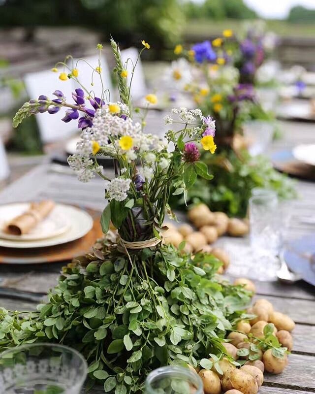 Snart är det midsommarafton🍃en annorlunda midsommar...kanske är det just nu vi behöver det dukade bordet som mest! Även om vi inte blir så många är det härligt med grönskan, ljuset &amp; maten🍃 
Först ut en favorit, vänd buketten blåbä