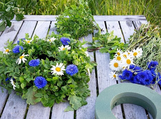 Bl&aring;b&auml;rsris, pr&auml;stkragar, bl&aring;klint &amp; stickmassa..klipp ner riset t&auml;ck stickmassan o tryck in blommorna i organiserad oordning, foto @annaaatola 
#inspiration #flowers #nature #midsommar #midsummer