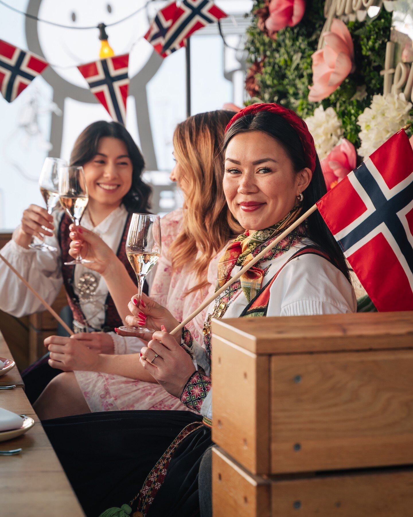 Feir 17 mai hos oss 🇳🇴 

Fra kl. 12:00 n&aring;r d&oslash;rene &aring;pner, til kl. 03:00 n&aring;r lyset dempes, er du hjertelig velkommen til &aring; booke bord eller bare stikke innom for et glass 🥂 Nyt en smakfull lunsj, enten inne eller ute p