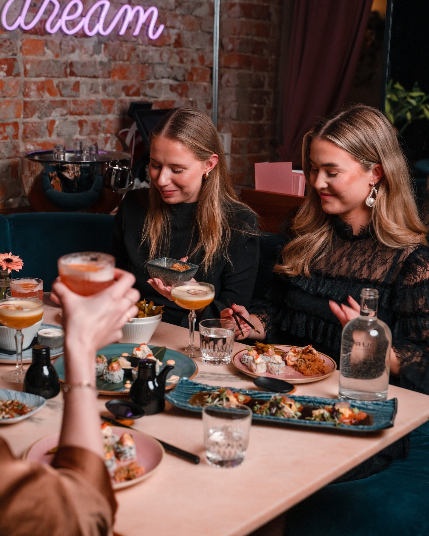 Nyt hvert sekund av desemberkveldene her p&aring; BA3 &ndash; velkommen 🥂🎄 

#ba3 #restaurantoslo #oslo #visitoslo #frogner #byoslo #oslobynight