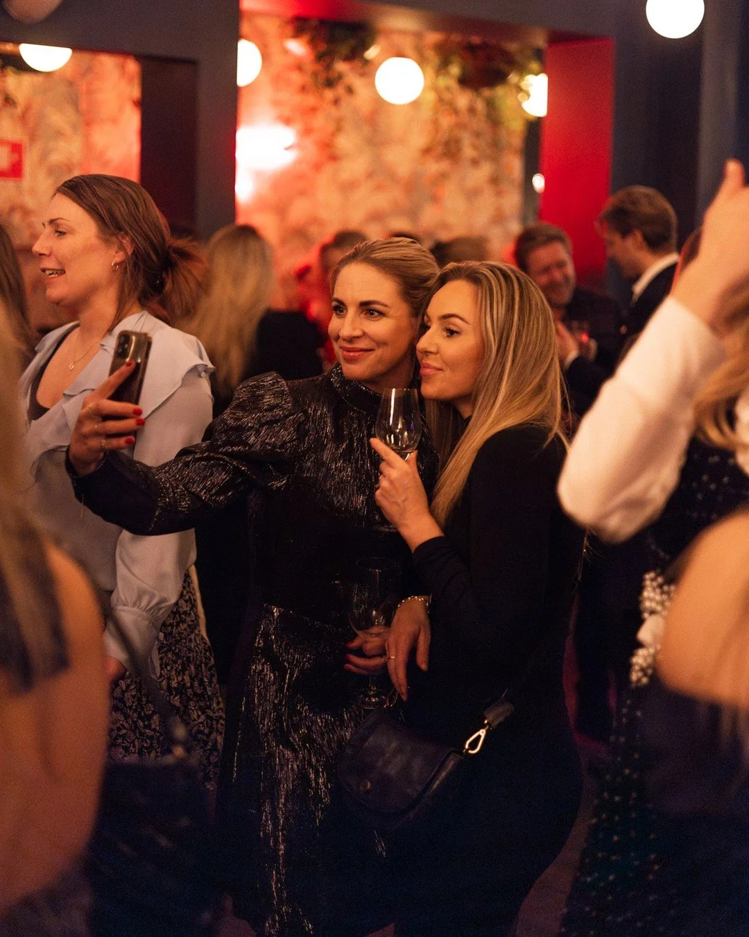 M&oslash;rkere kvelder og lengre netter betyr at festsesongen er i gang!🍸 Stemningen finner du alltid hos BA3💗

#ba3 #restaurantoslo #oslo #visitoslo #frogner #byoslo #oslobynight