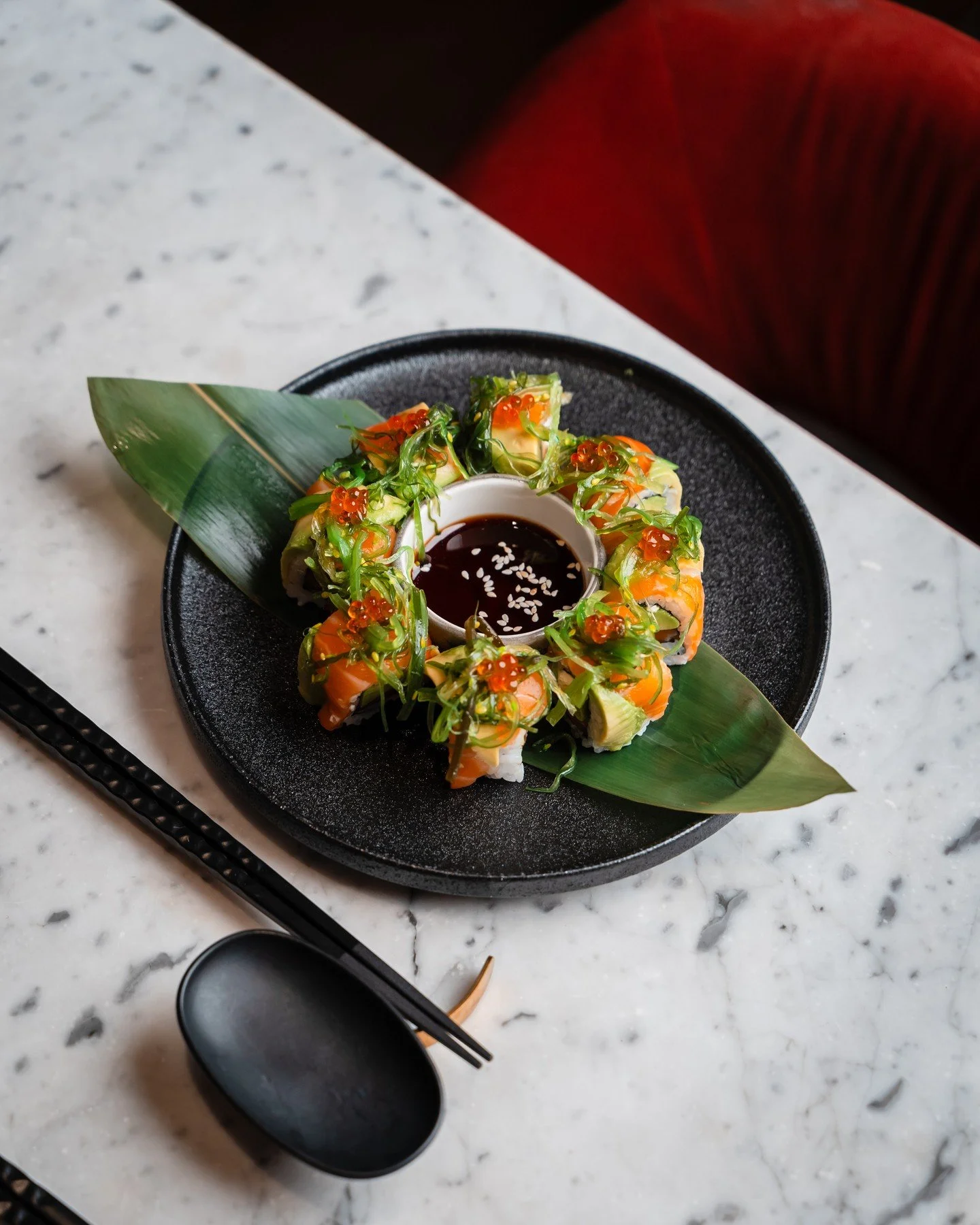 Alaska Maki (210,-)🤤 En favoritt med laks, avokado og philadelphia, toppet med goma wakame, &oslash;rretkaviar og unagisaus🍣 

Vi &aring;pner d&oslash;rene onsdag💗 Book bord via link i bio!

#ba3 #restaurantoslo #oslo #visitoslo #frogner #byoslo #