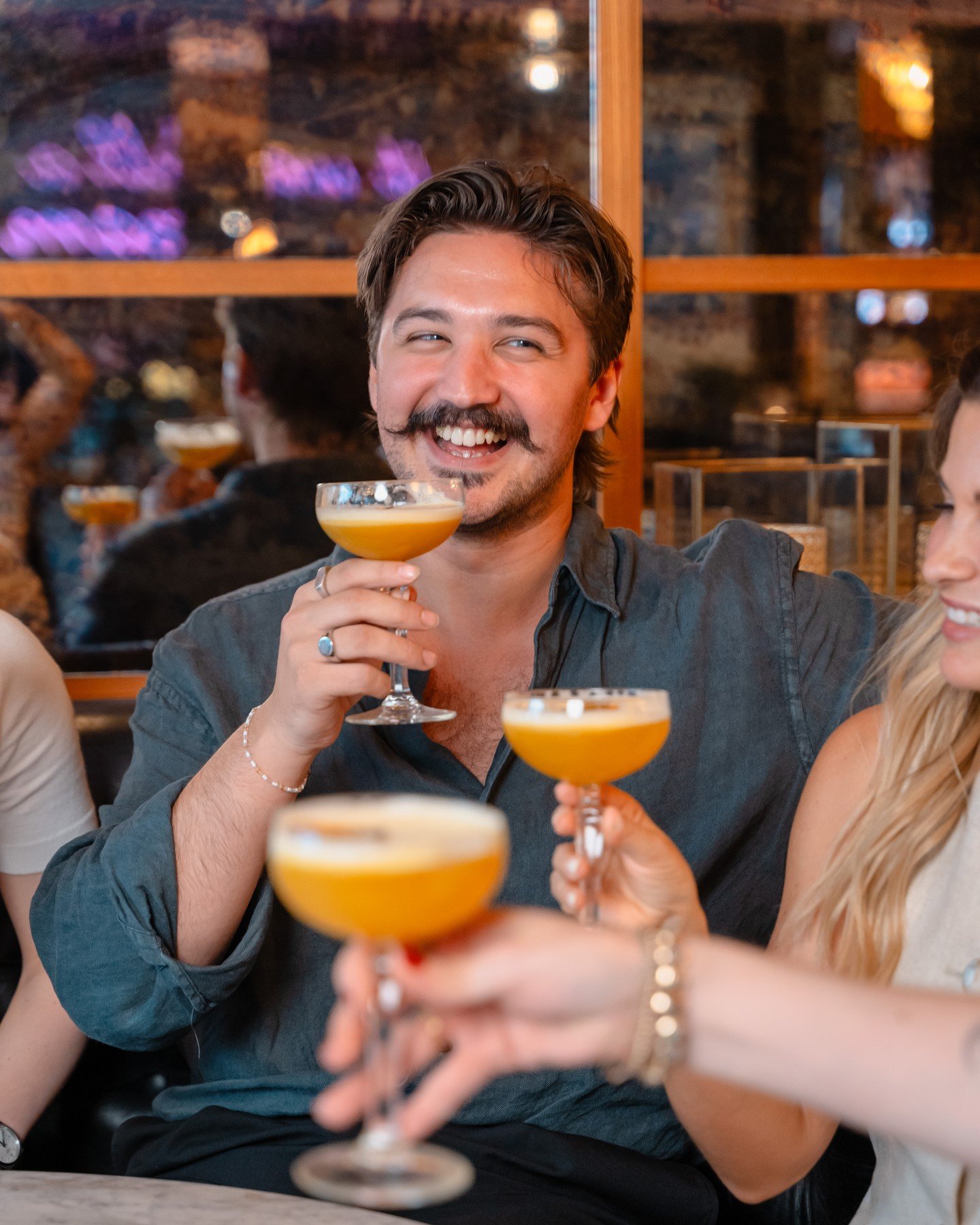 I dag &aring;pner vi endelig d&oslash;rene for uken💓 Gj&oslash;r deg selv en tjeneste og gj&oslash;r januar litt hyggeligere, kom innom oss🥂

#ba3 #restaurantoslo #oslo #visitoslo #frogner #byoslo #oslobynight