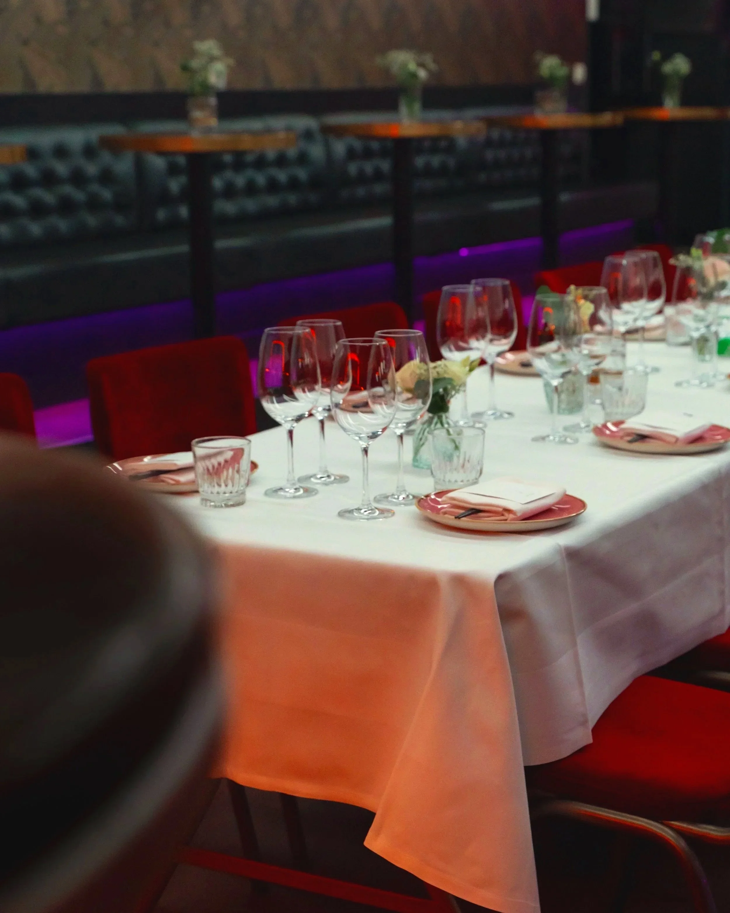 Langbord dekket i “the hidden gem” for kveldens private middag.