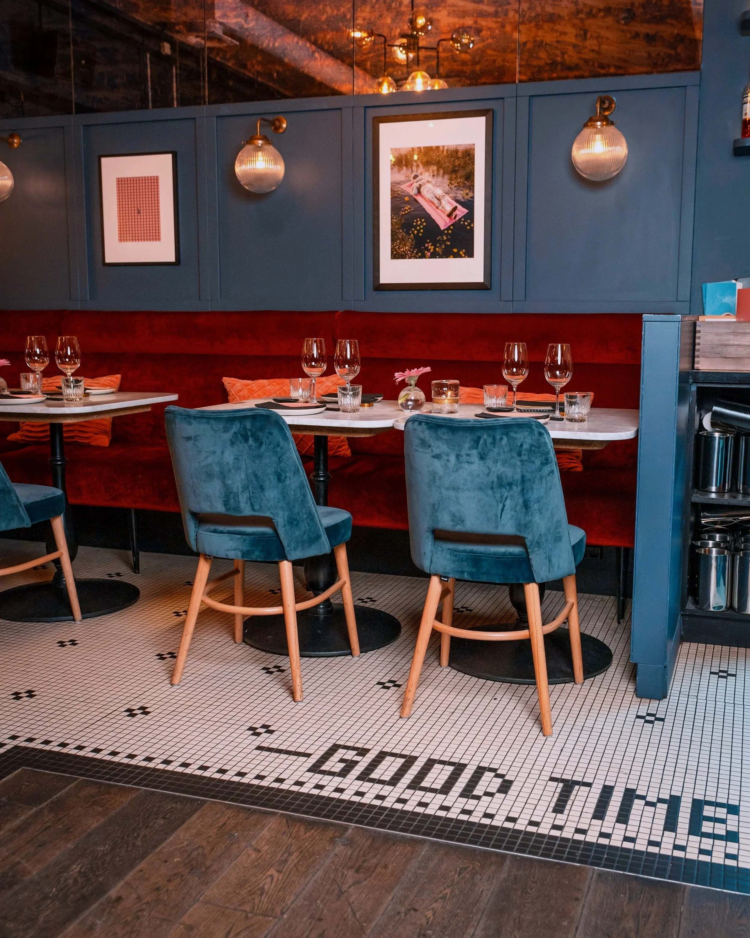 Long table in the restaurant – ideal for larger groups.