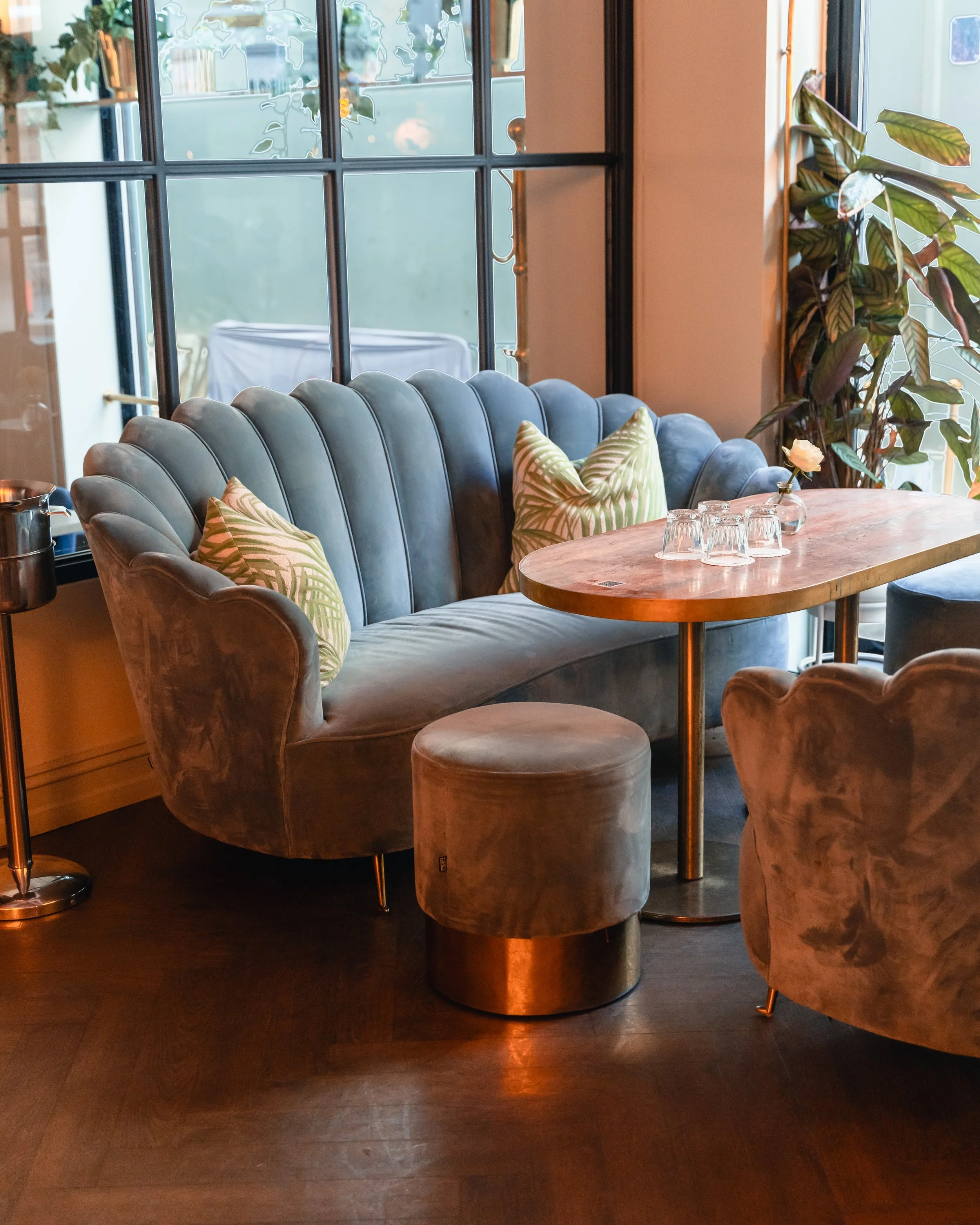 The main bar area offers several sofas – perfect for a drink before dinner.