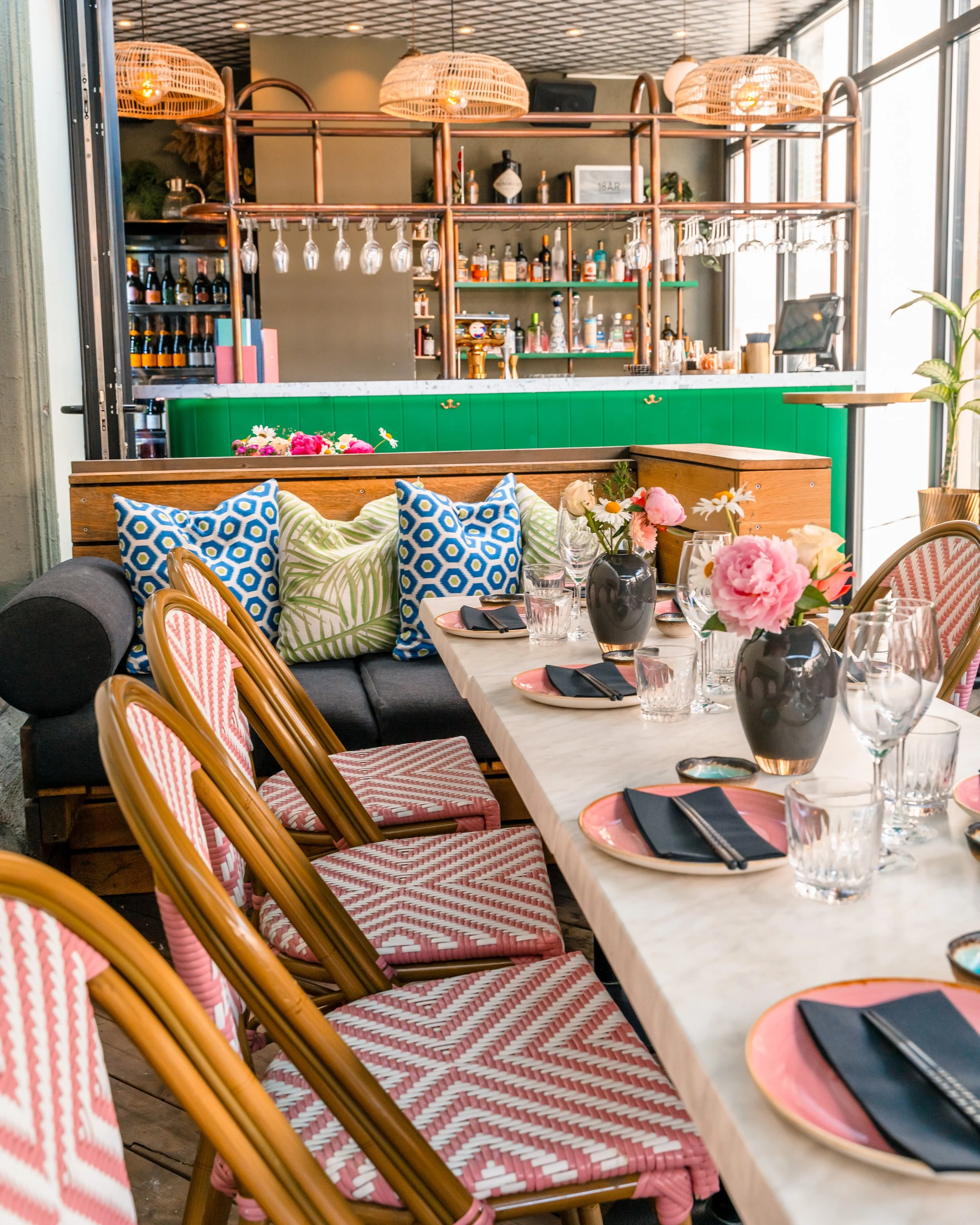 We add a summery touch with flowers of your choice and open sliding doors.