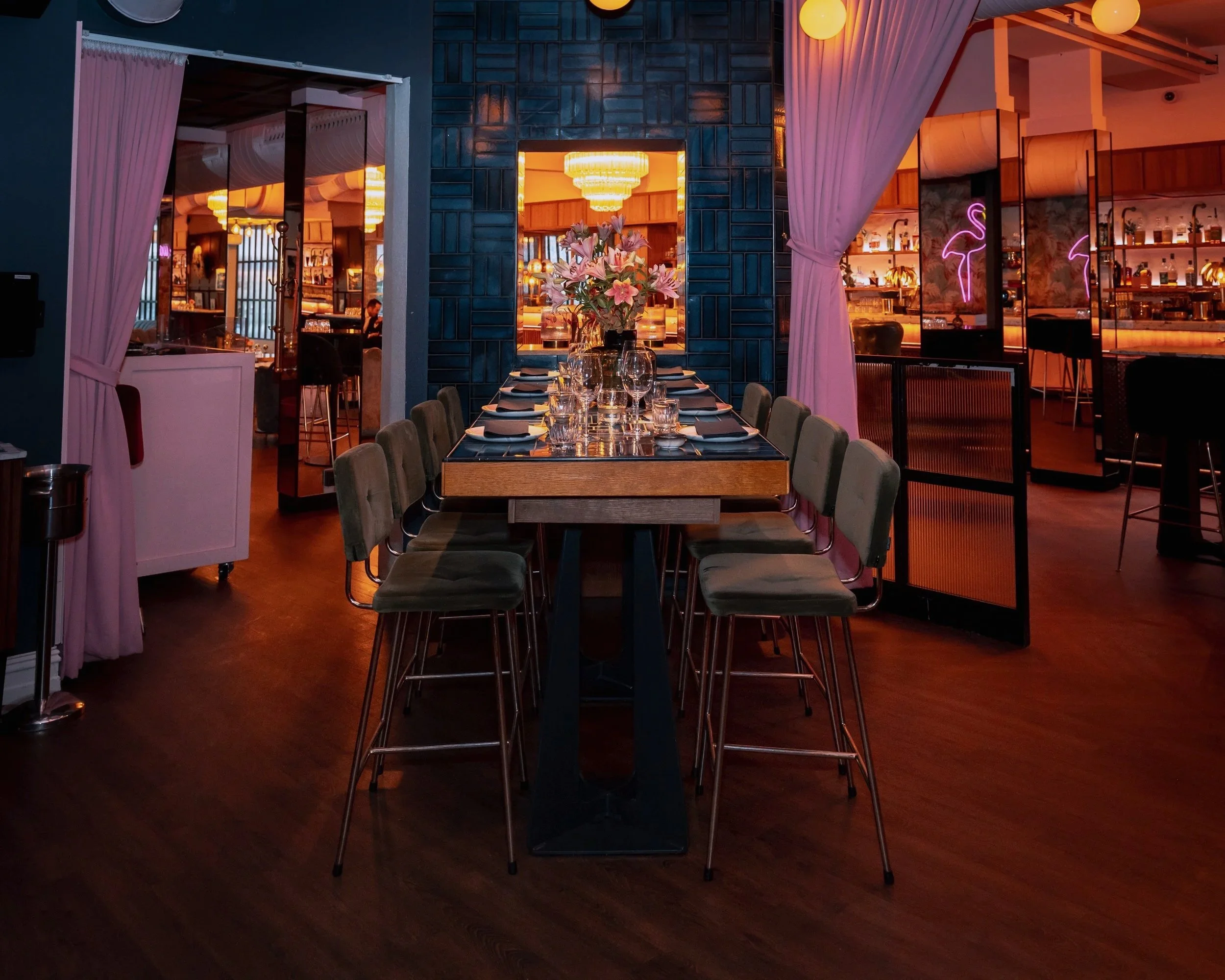 Some tables are higher and closer to the bar – for a more lively dinner atmosphere.