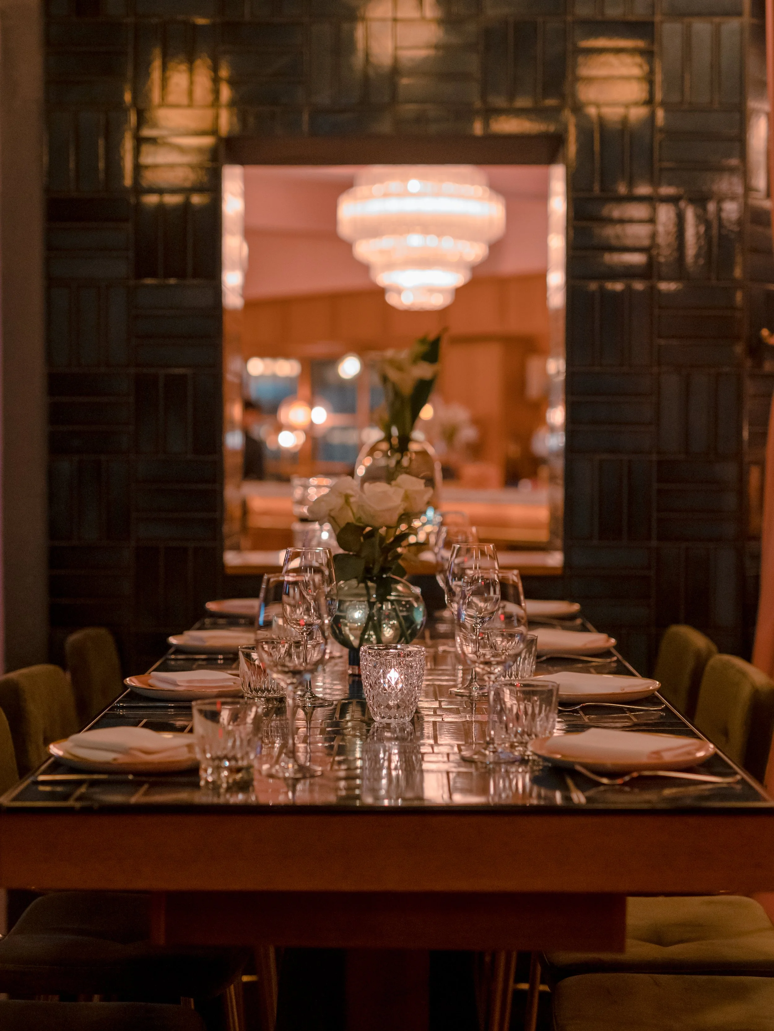Long table near the bar – perfect for social dinners.
