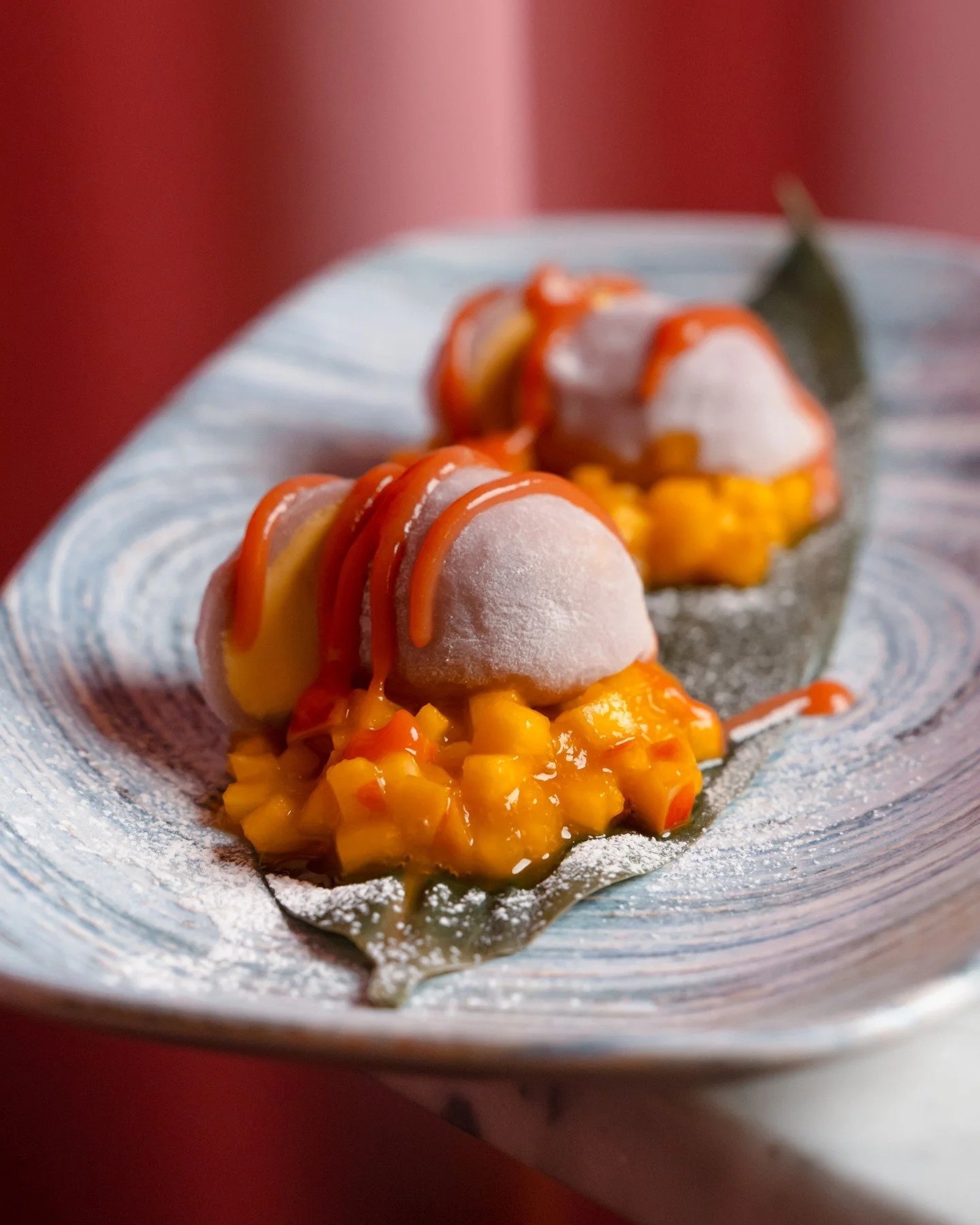 Varmere dager er perfekte for &aring; teste v&aring;r mochi-dessert💗 Smak japansk mochi fylt med iskrem servert med frukt🤤 

Book bord via link i bio!

#ba3 #restaurantoslo #oslo #visitoslo #frogner #byoslo #oslobynight