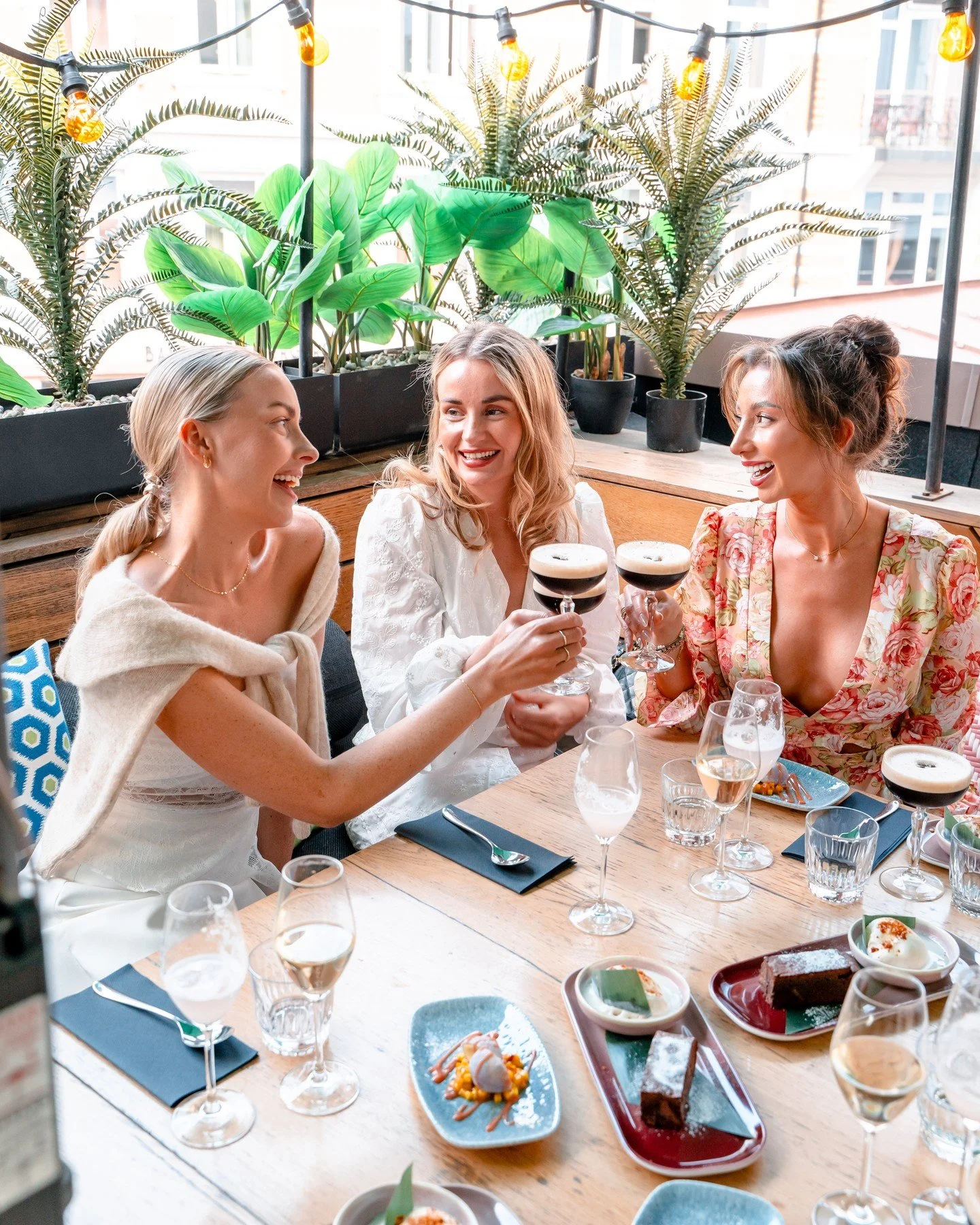 BA3 setter rammen for sommerfesten🌸 Terrassen v&aring;r kan reserveres til private sommerfester, som er perfekt for varme sommerdager og sene kvelder. 

Med egen bar, sittegrupper, st&aring;bord og lune kroker under parasoller og varmelamper, skaper