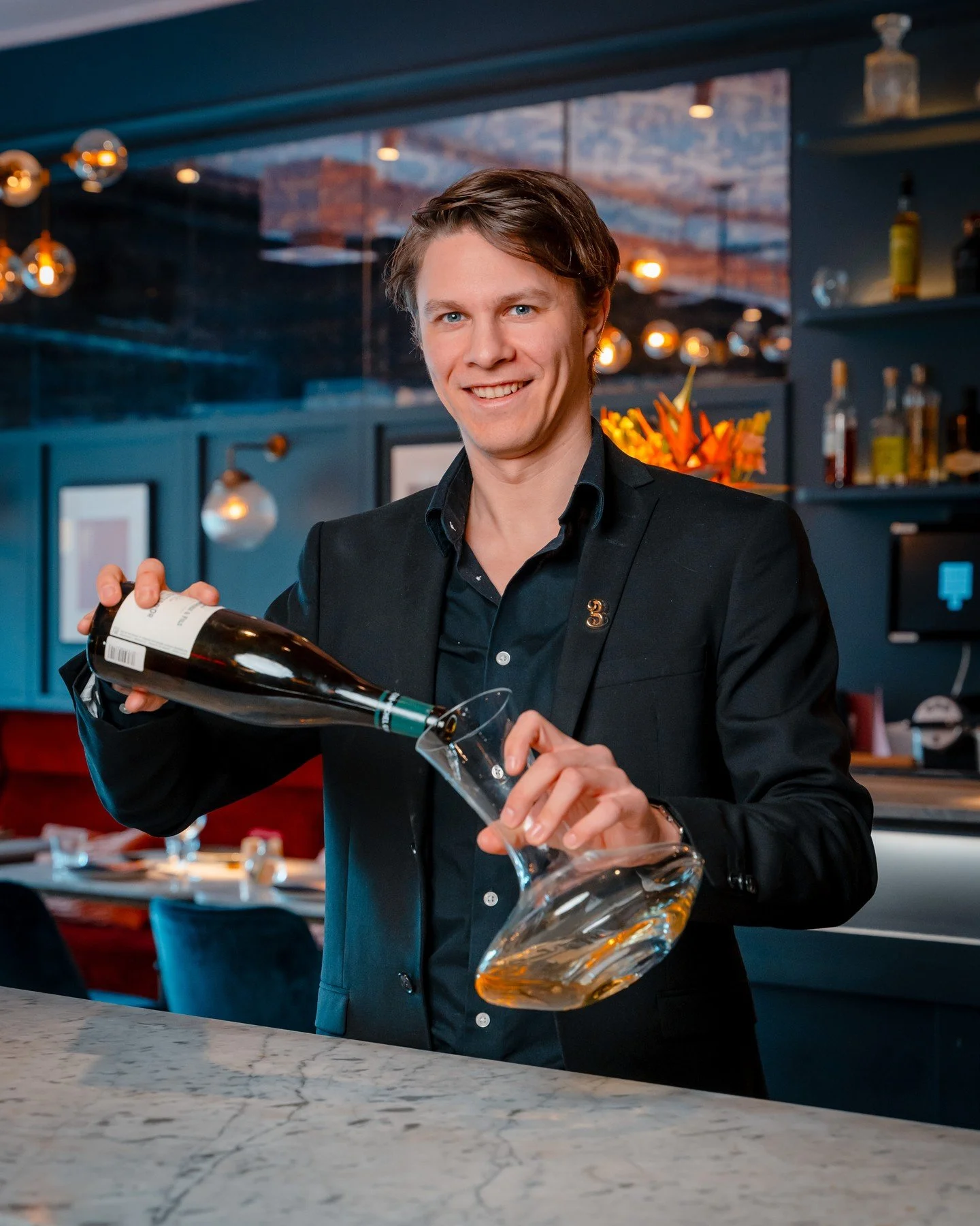 Wine makers dinner 29. april 18:00 🍇 🍽️

Onsdag neste uke inviterer vi til en eksklusiv kveld med vin og mat i fokus. V&aring;r sommelier og restaurantsjef Magnus guider deg gjennom ulike uttrykk av Chardonnay i kombinasjon med &oslash;sters, kamsk
