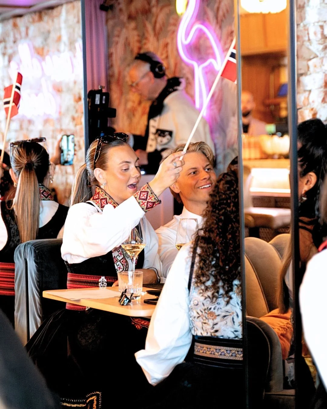 Nyt et bildedryss fra i fjor.
Vi lover smil, sang, dans, mat og gode drinker ogs&aring; i &aring;r.

F&aring; bord igjen &ndash; book i dag 🇳🇴

#ba3 #restaurantoslo #oslo #visitoslo #frogner #byoslo #oslobynight