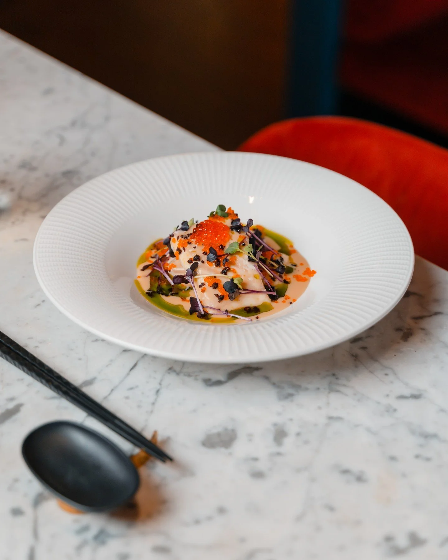 Ny sommermeny 🌸
Kveite eller Tonkatsu &ndash; to av v&aring;re hovedretter.
Nyt det ute p&aring; terrassen eller inne i restauranten.

Book bord for uken n&aring;! ☀️

#ba3 #restaurantoslo #oslo #visitoslo #frogner #byoslo #oslobynight