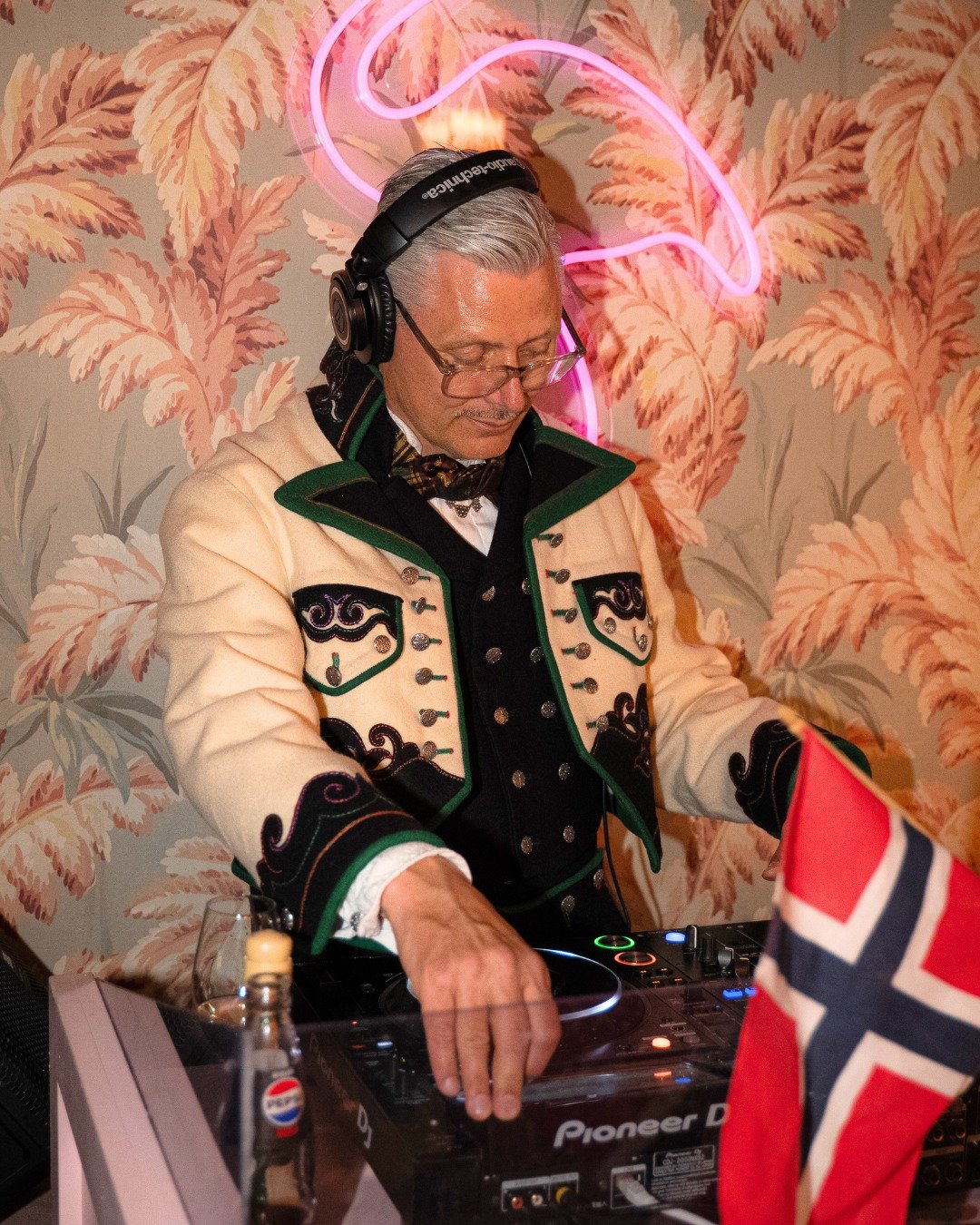 En 17.mai du ikke vil g&aring; glipp av😍 Plassene begynner &aring; fylle seg opp, s&aring; book bord n&aring;! Det blir fullt hus og ekte BA3-stemning🇳🇴 

Vi er S&Aring; klare for &aring; se dere! Send dette til noen som ikke har planene klare end