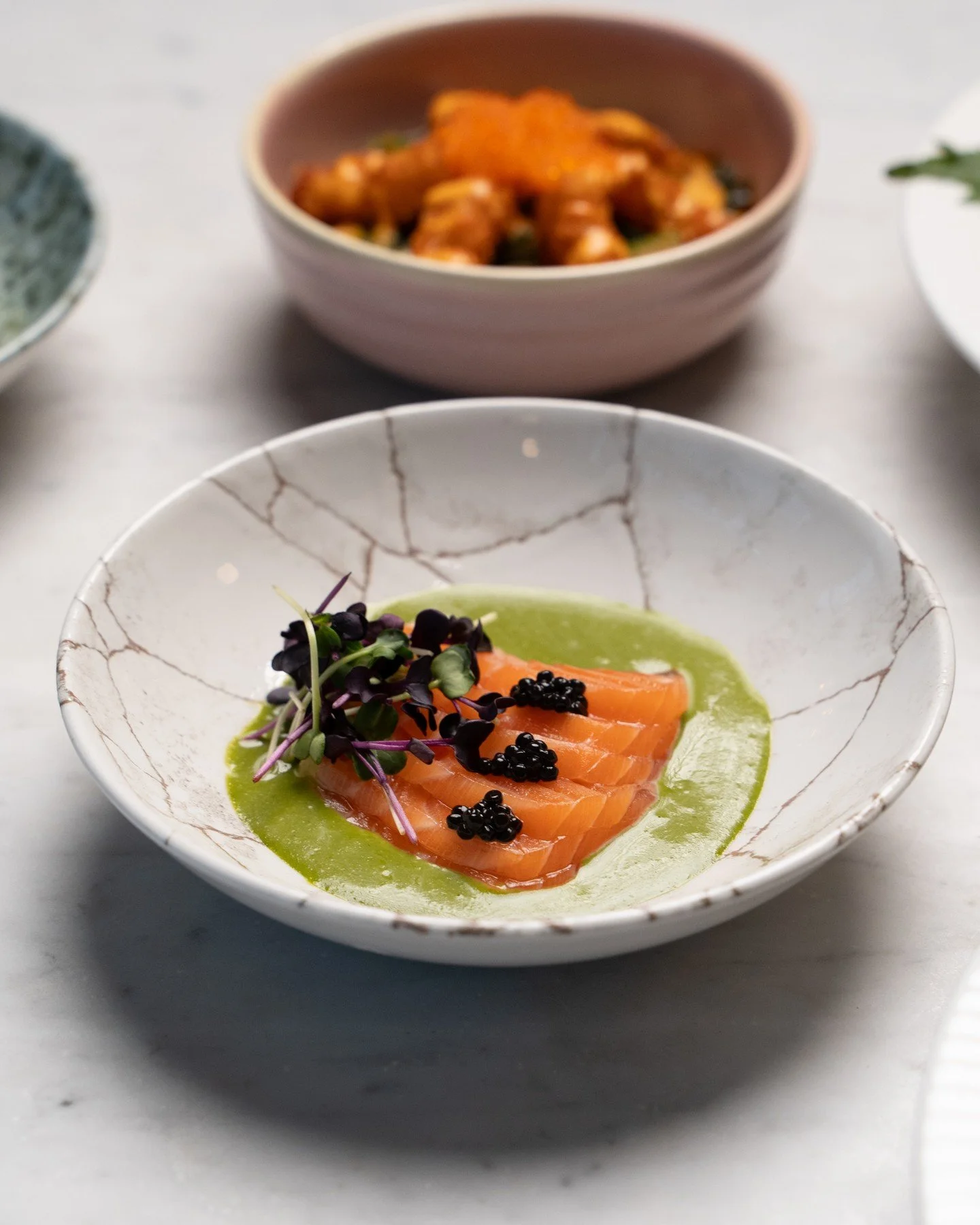 Hvordan foretrekker du sashimi? P&aring; BA3 serverer vi den med jalape&ntilde;o, yuzu, sildkaviar og mikrokarse🥢

Book bord via link i bio💓

#ba3 #restaurantoslo #oslo #visitoslo #frogner #byoslo #oslobynight