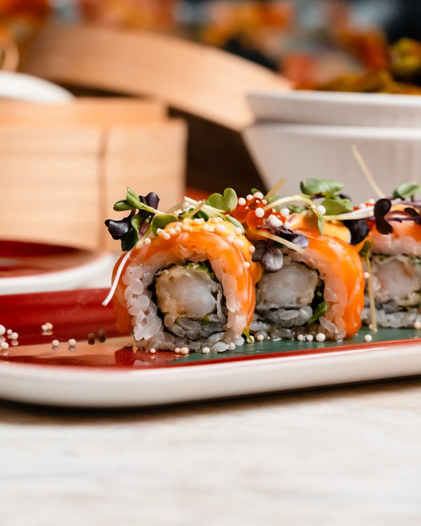 Visste du at forskning viser at folk som elsker sushi automatisk er penere, smartere og mer attraktive?

#ba3 #restaurantoslo #oslo #visitoslo #frogner #byoslo #oslobynight