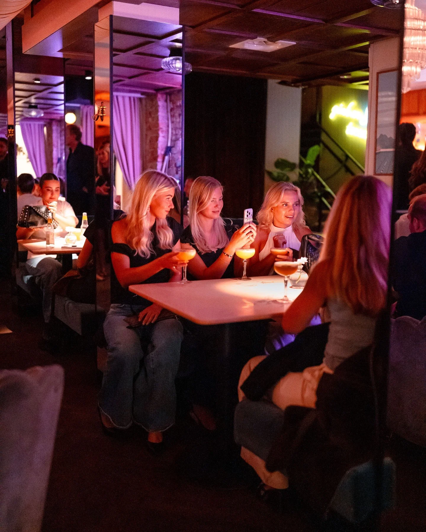 Jentene sa "bare &eacute;n drink". Jentene l&oslash;y🍸

Kveldene p&aring; BA3 blir som regel lenger enn planlagt. Det er det gode grunner til. Tror du ikke p&aring; oss? Da f&aring;r du komme og se selv💓

#ba3 #restaurantoslo #oslo #visit