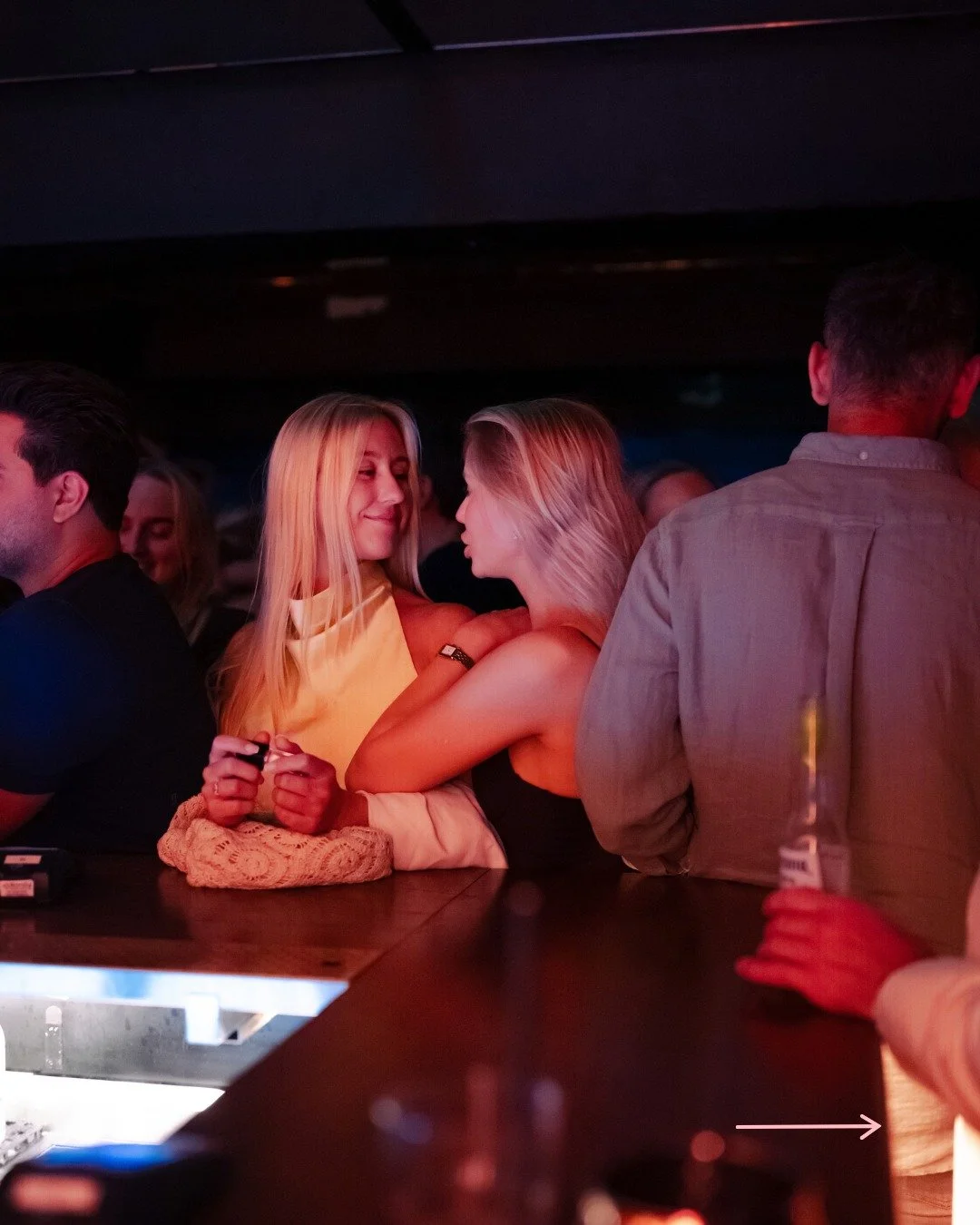Sveip for en gladnyhet🤩

H&oslash;sten er her og m&oslash;rket kommer tidligere, s&aring; n&aring; &aring;pner vi tidligere ogs&aring;! Perfekt timing for afterwork-sesongen p&aring; BA3🍂 Vi har ogs&aring; f&aring;tt p&aring; plass en helt egen aft