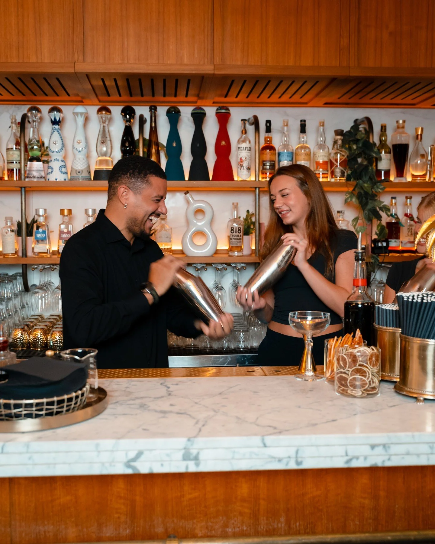 Psst&hellip; har dere f&aring;tt med dere at vi ogs&aring; tilbyr cocktailkurs?🍸

L&aelig;r &aring; lage cocktails sammen med v&aring;re erfarne bartendere. Perfekt som en sosial h&oslash;staktivitet eller med julebordet, enten dere kommer for kurse