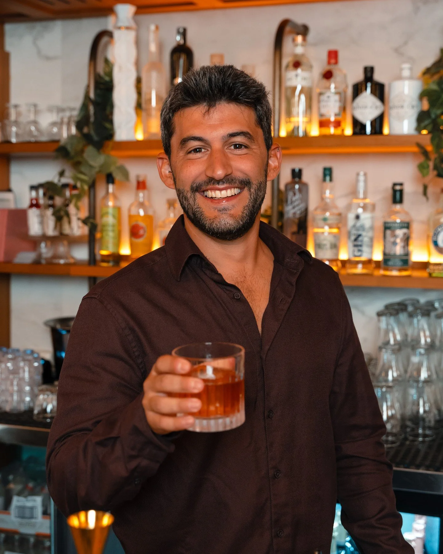 P&aring; tide &aring; spice opp julebordet litt i &aring;r?🍸

Kombiner cocktailkurs med sharing-middag! Start kvelden med en sosial og l&aelig;rerik aktivitet der dere f&aring;r pr&oslash;ve dere bak baren, f&oslash;r dere samles rundt bordet for en