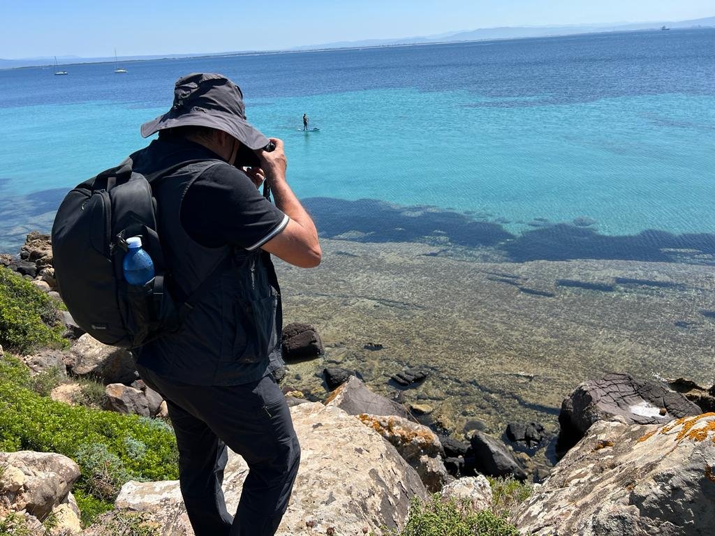 Nicola Castangia all'opera mentre fotografa le rovine della Necropoli di Tharros