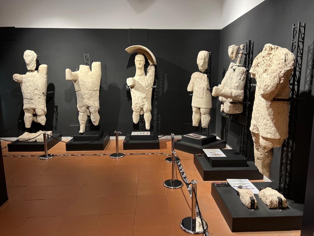 La sala espositiva delle statue dei "Giganti" di Mont'e Prama al museo civico Giovanni Marongiu di Cabras