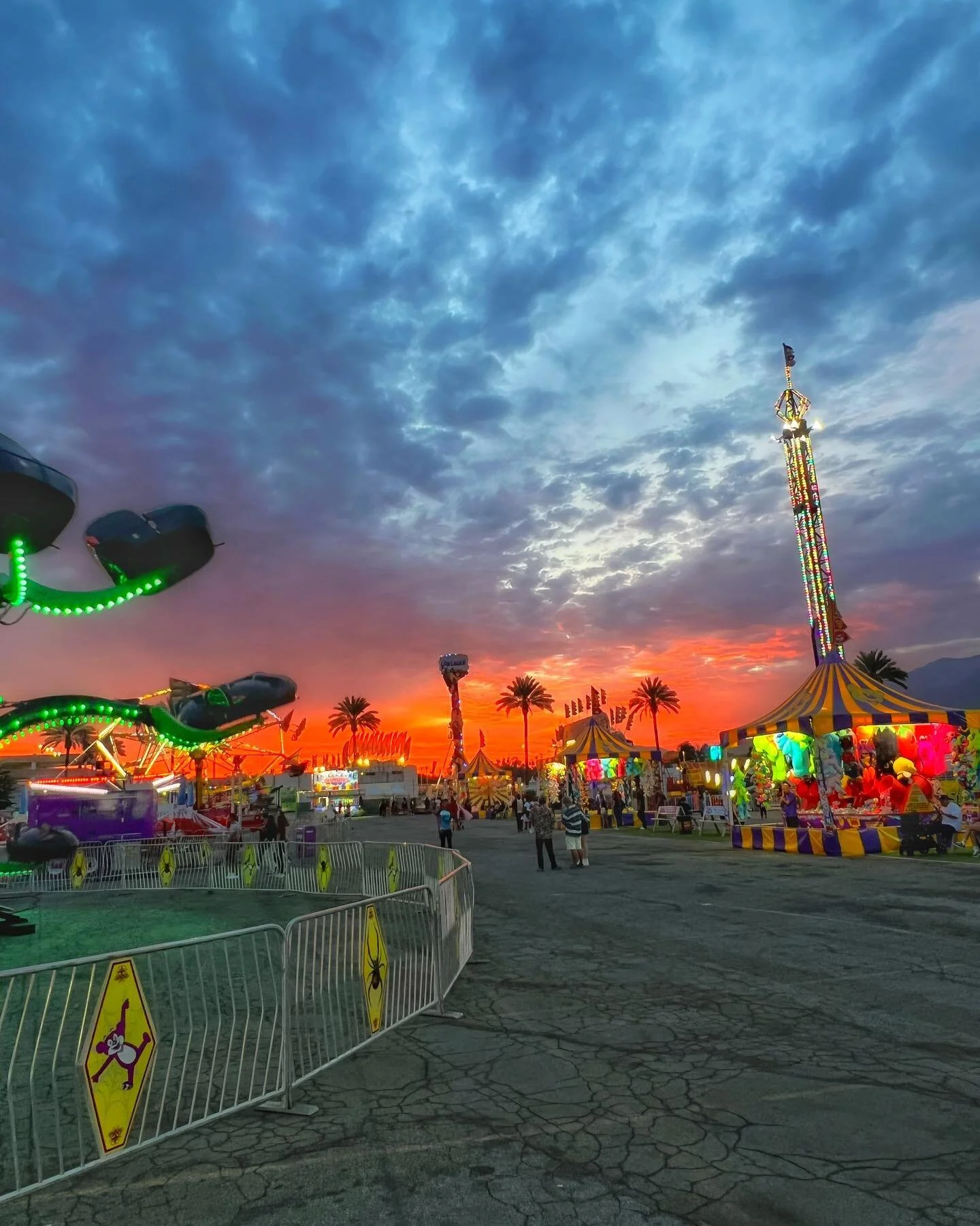 Catch magical sunsets and the best kind of tummy aches at this summer&rsquo;s Los Angeles Fair @statefairent right here in our backyard in Arcadia. With rides, shows, kids zones, and all that greasy fair food, bring your dates, families and friends t