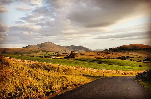I am absolutely bowled over by how beautiful it is where I live: that view is my drive home from work❤
And then just as I ask how it can get any better, I get to see huge pink marshmallows in a field ! 😍