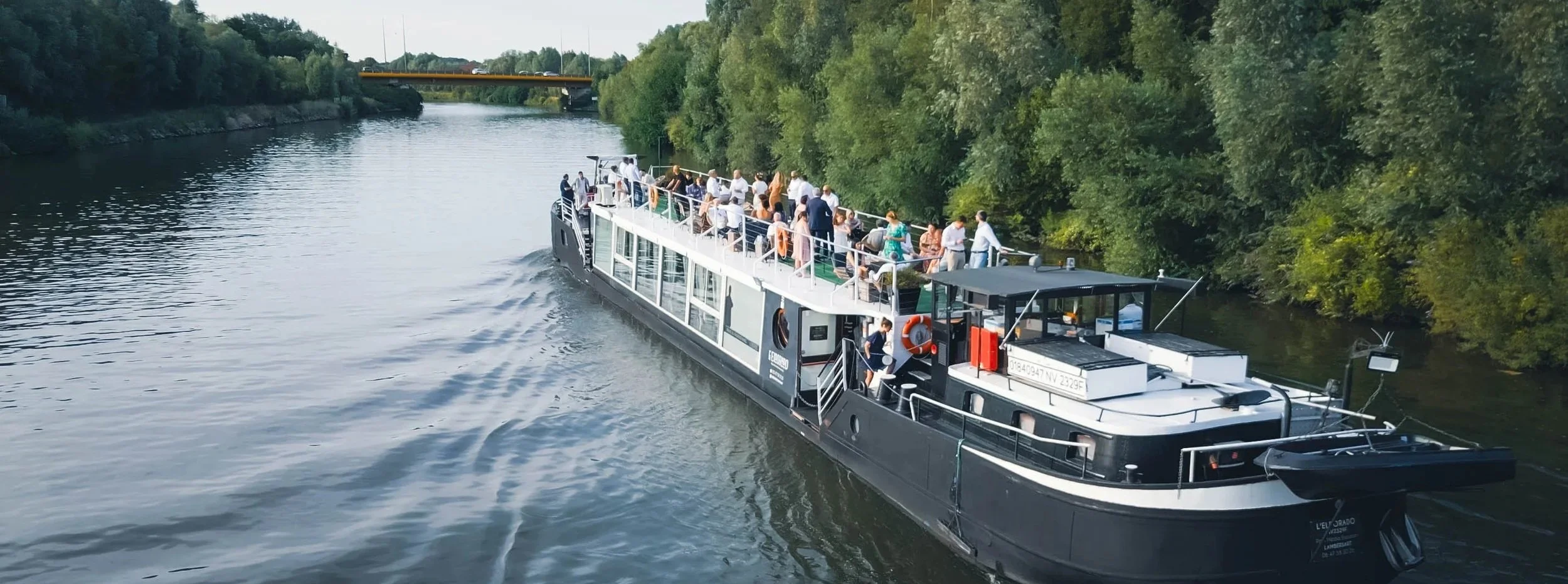 La péniche L’Eldorado en croisière sur la Deûle, ses invités sur le pont