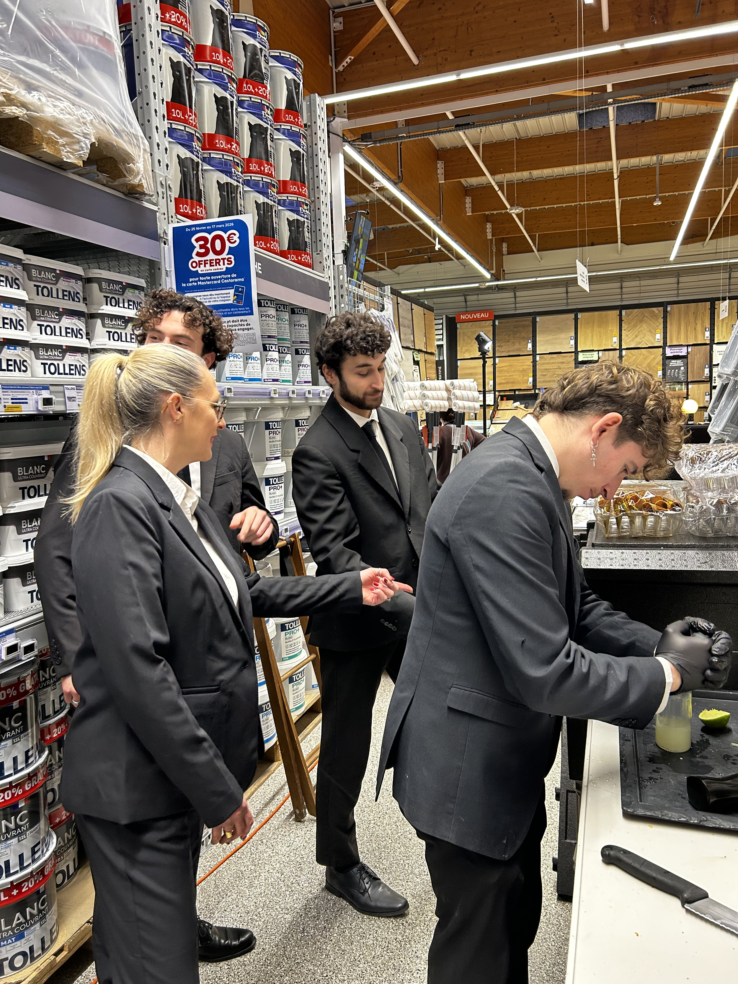 Équipe La Gourmandine en service lors d'un événement dans les locaux d'un client