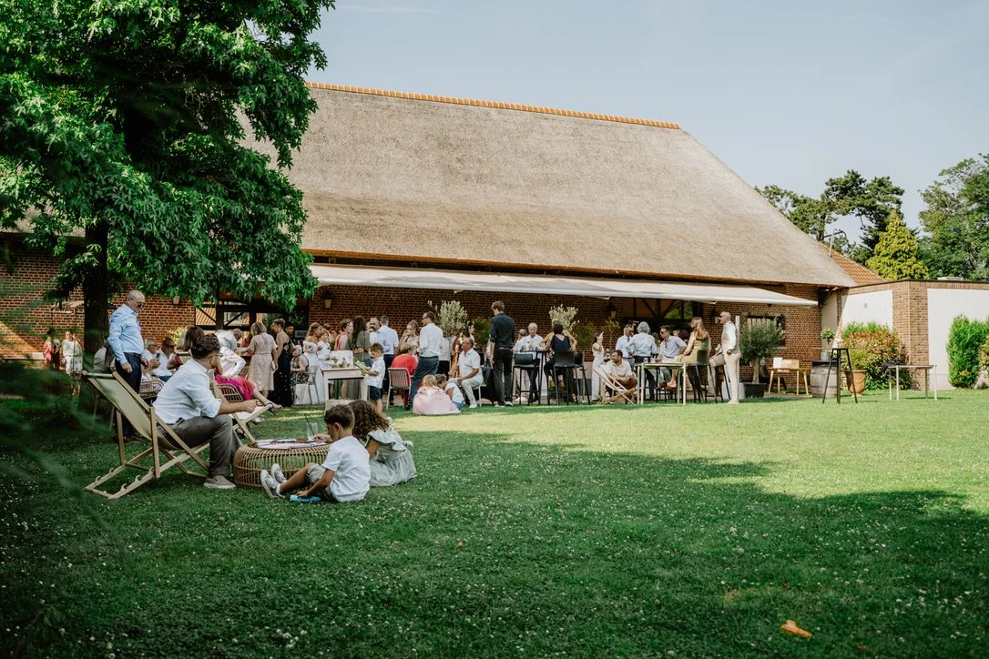 Vin d'honneur en extérieur sous un beau soleil de septembre devant la Grange au toit de chaume