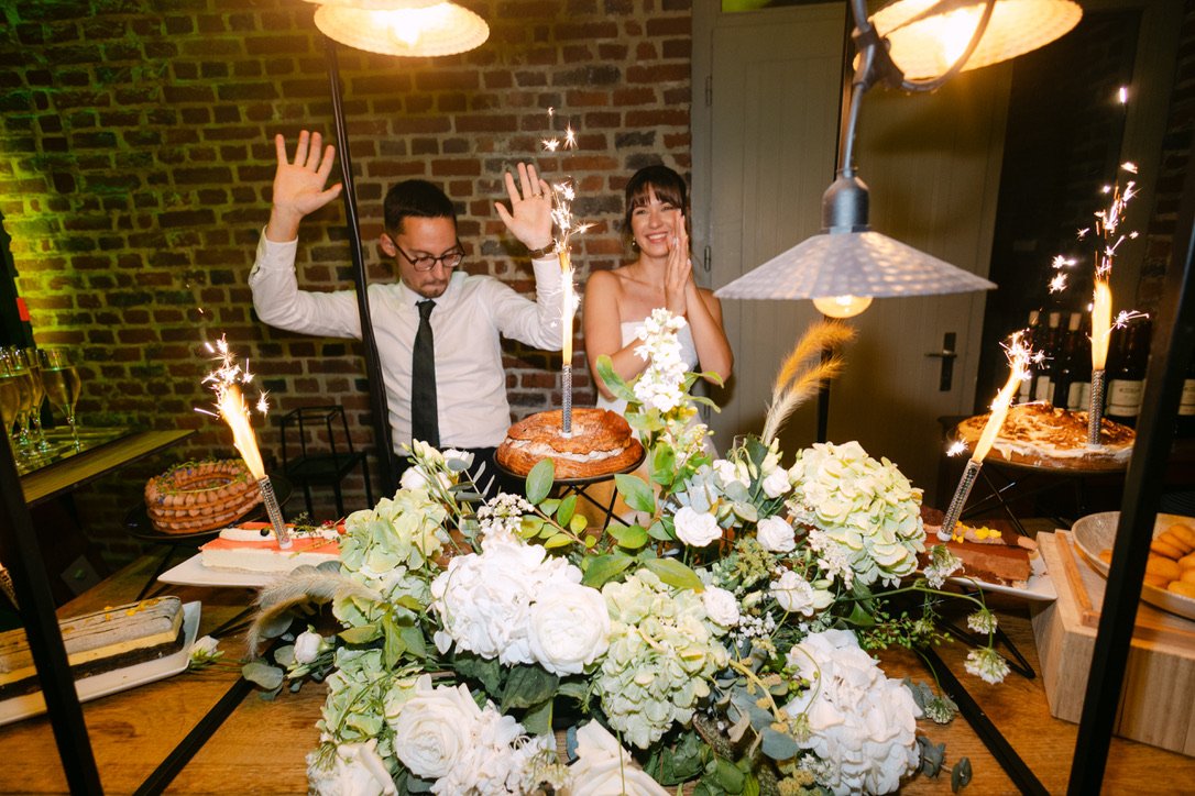 Les mariés célèbrent leur mariage devant le buffet de desserts