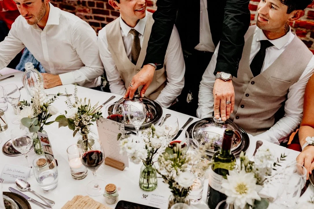 Service à la cloche lors d'un dîner de mariage