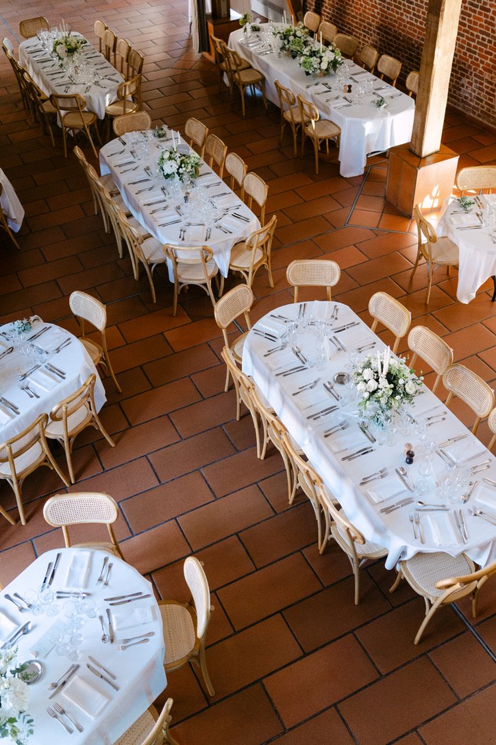 Tables ovales dressées pour un mariage au Clos de la Source