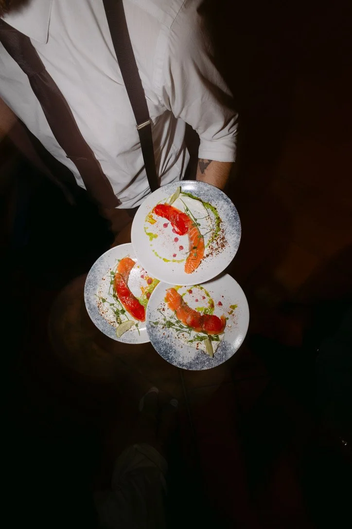 Assiettes d'entrée servies lors d'un dîner de mariage. Saumon Gravlax.