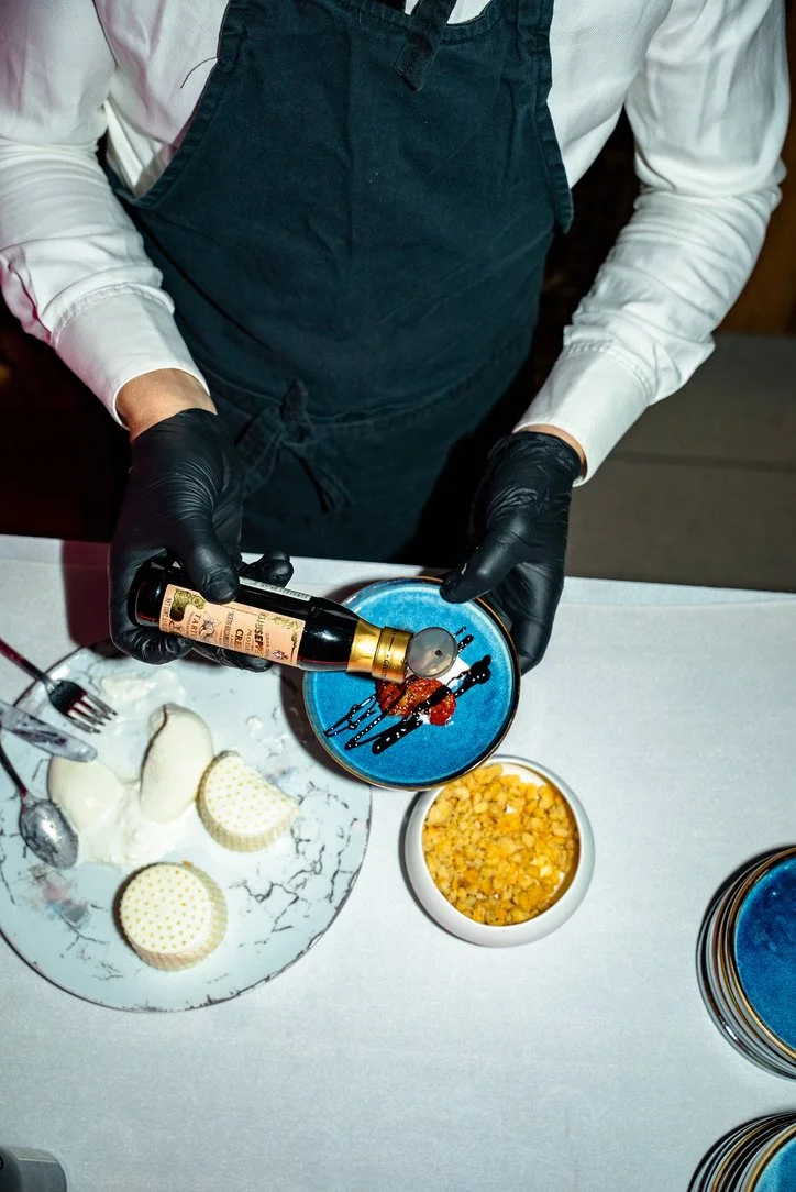 Animation culinaire en direct lors d'un cocktail de mariage : le bar à mozzarella