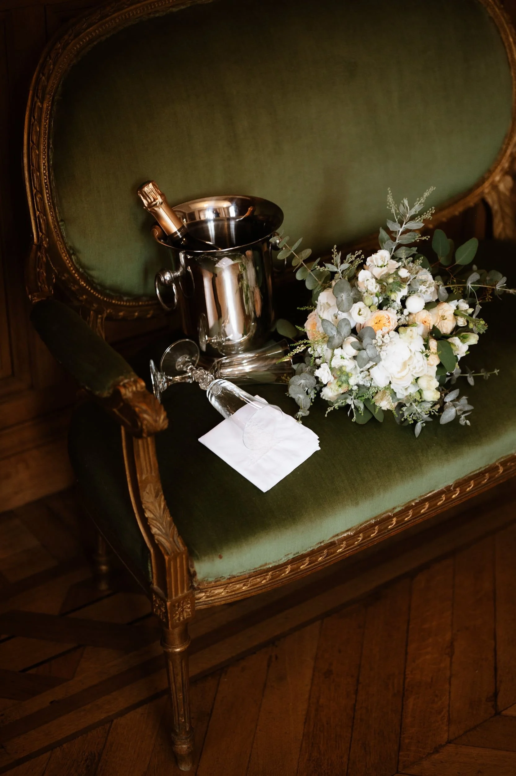 Seau à champagne et bouquet de fleurs lors d'un mariage