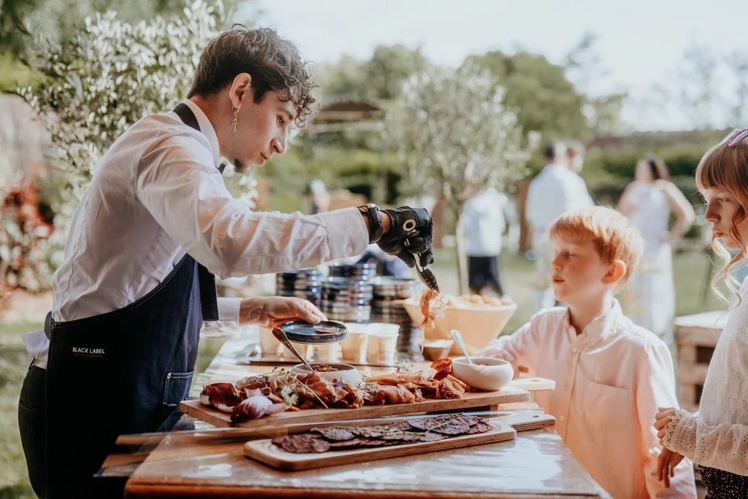 Animation découpe de charcuterie lors d'un mariage en extérieur