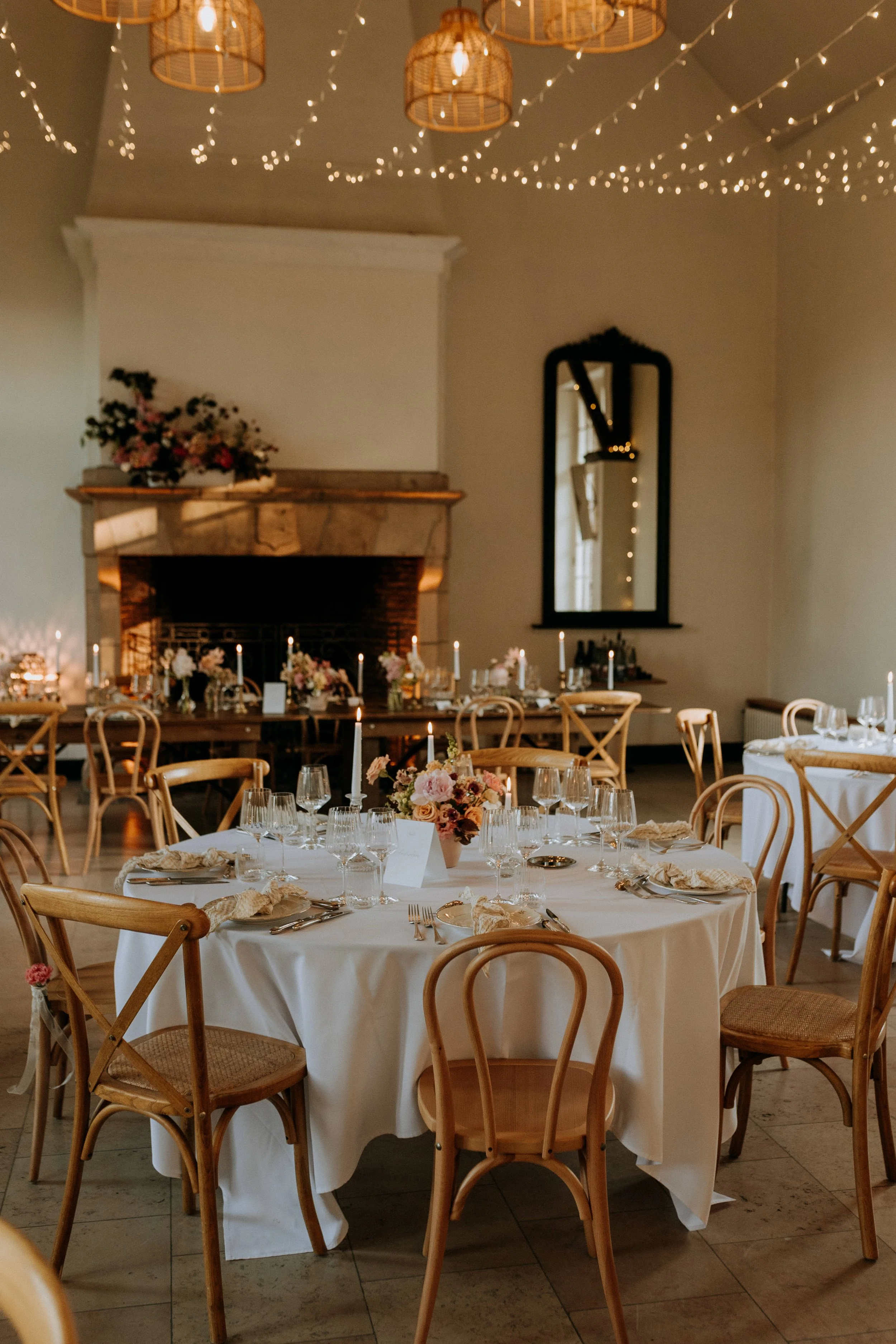 Salle du Domaine d'Achelles dressée pour un dîner de mariage